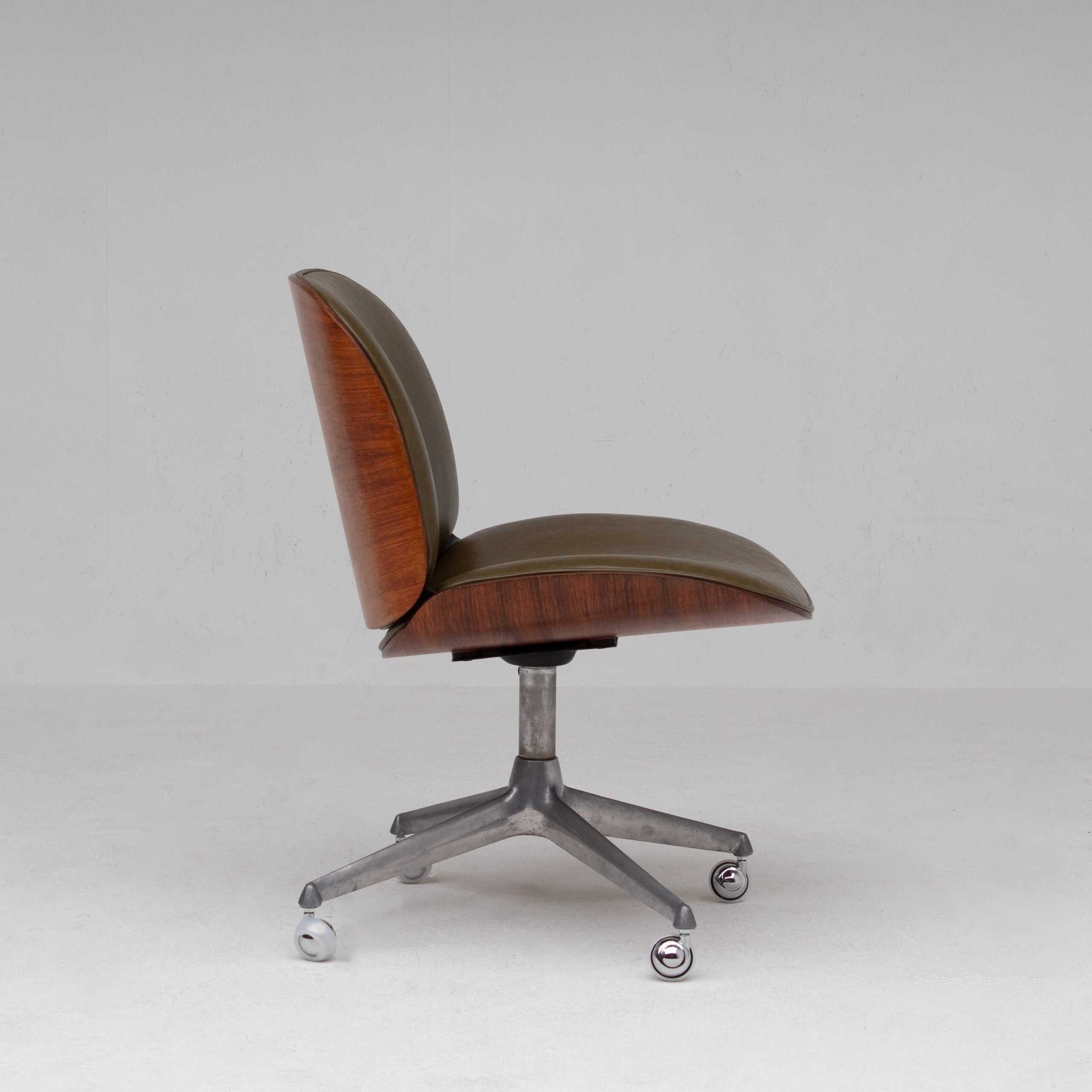Ico Parisi Office Chair in Wood and Metal — side view with wooden backrest