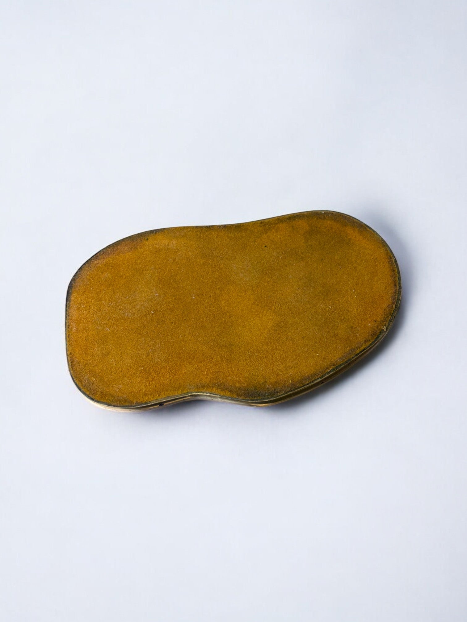 Brutalist ashtray by David Marshall, Spain, 70's — top view of yellow-toned ceramic surface