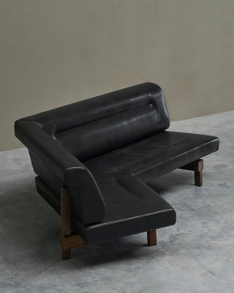 Martin Visser One-Off Boomerang Sofa in Solid Wengé and Black Leather — detail view
