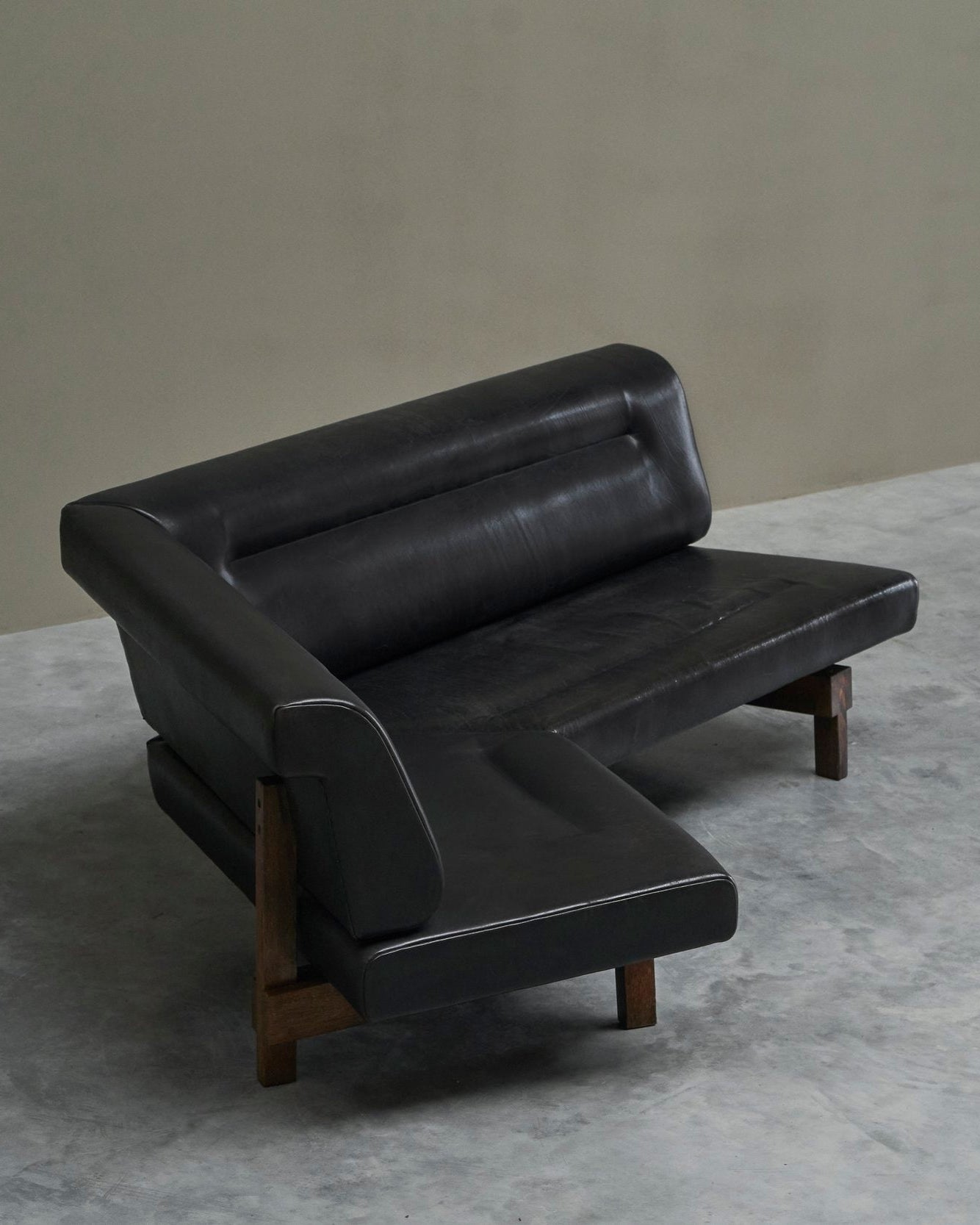 Martin Visser One-Off Boomerang Sofa in Solid Wengé and Black Leather — detail view