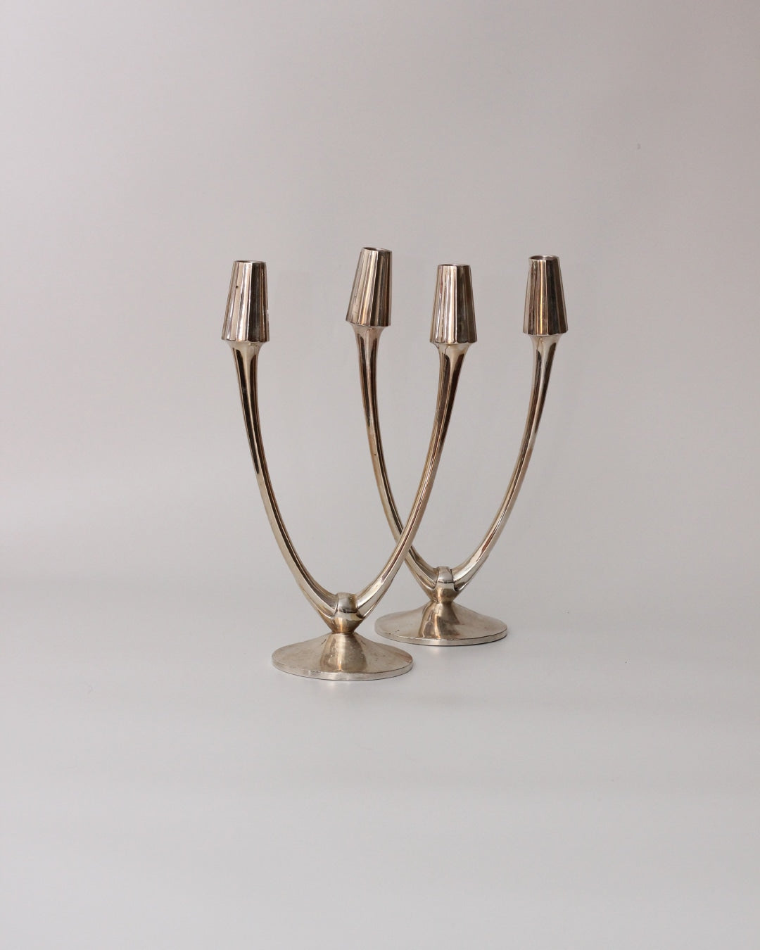 Pareja Candelabros Alpaca — close-up of polished silver finish