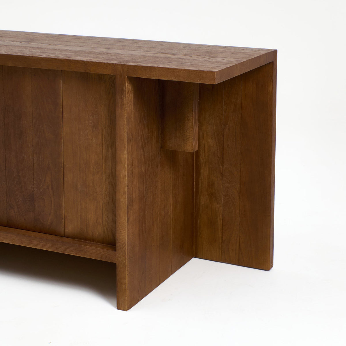 Perícia Credenza in solid oak — close-up