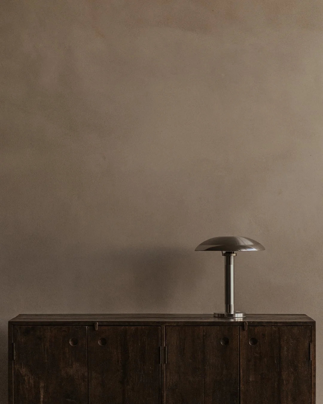 Lampe en aluminium brossé - Belgique XXe siècle