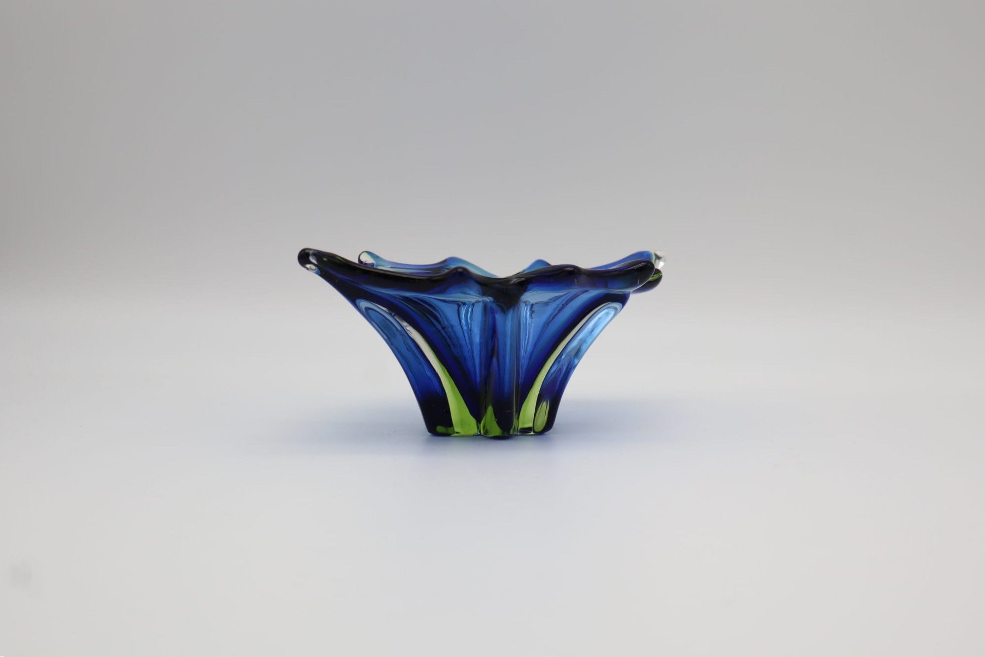 Large Vintage Murano Sommerso Glass Bowl – Mid-Century Stellar Centerpiece - 1970s — detail view