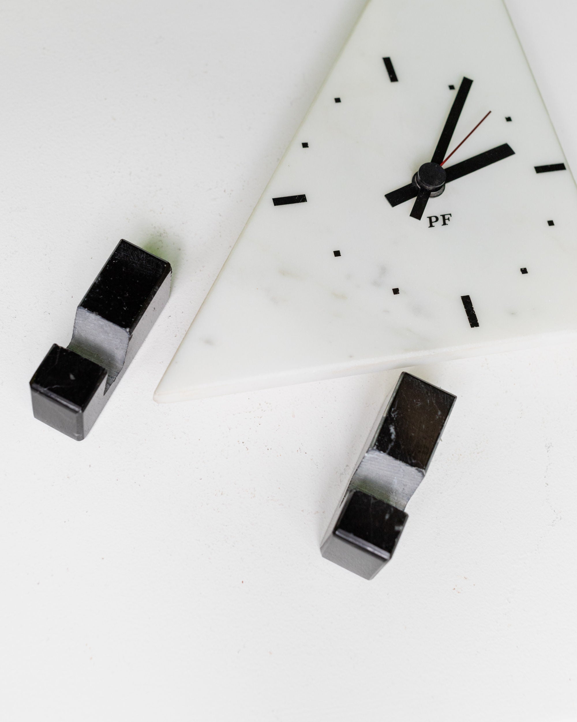 Horloge en marbre de style Memphis par PF - années 1980