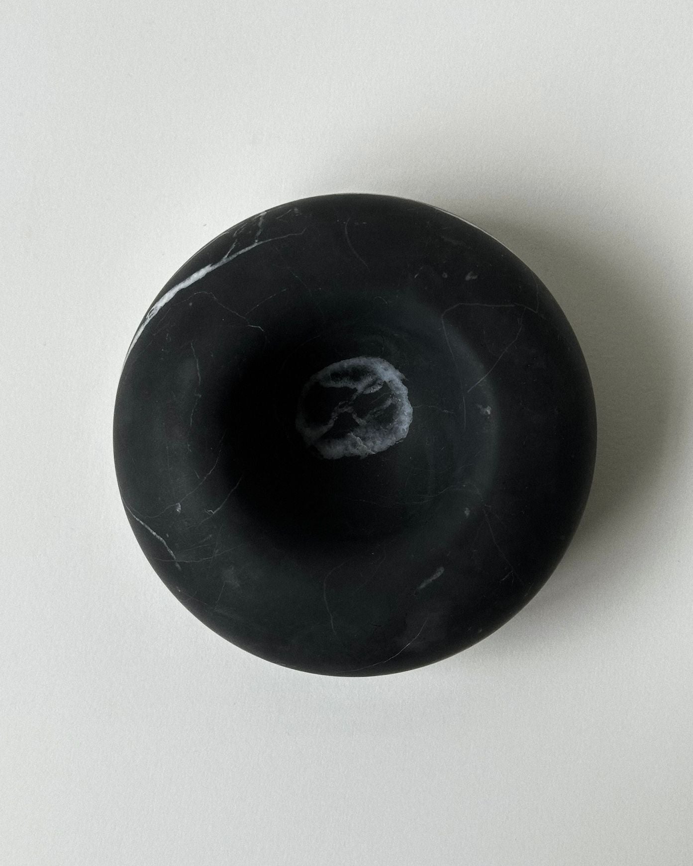 NIMIA' bowl — top view of black marble design