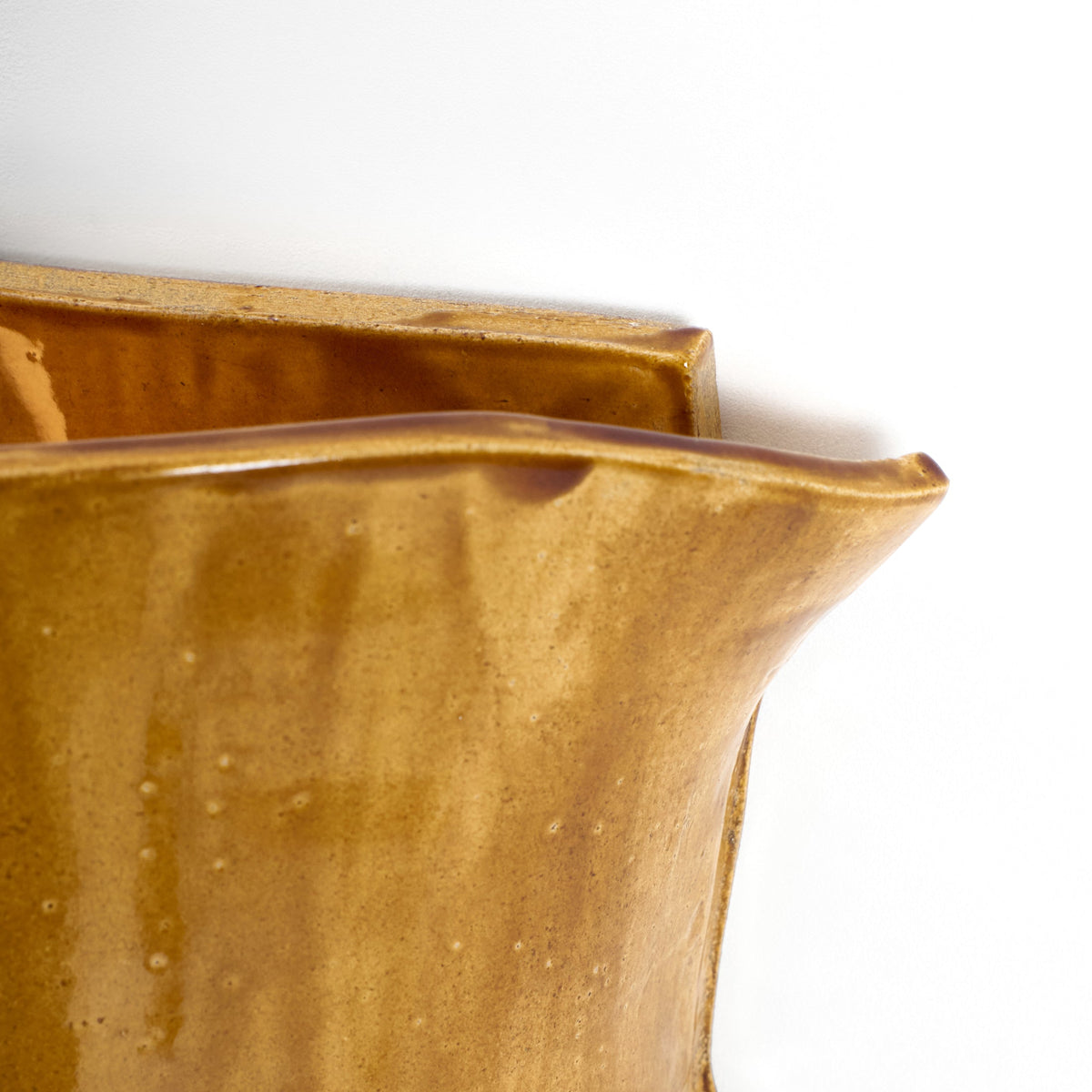 Papel - artisanal ceramic wall light  — close-up