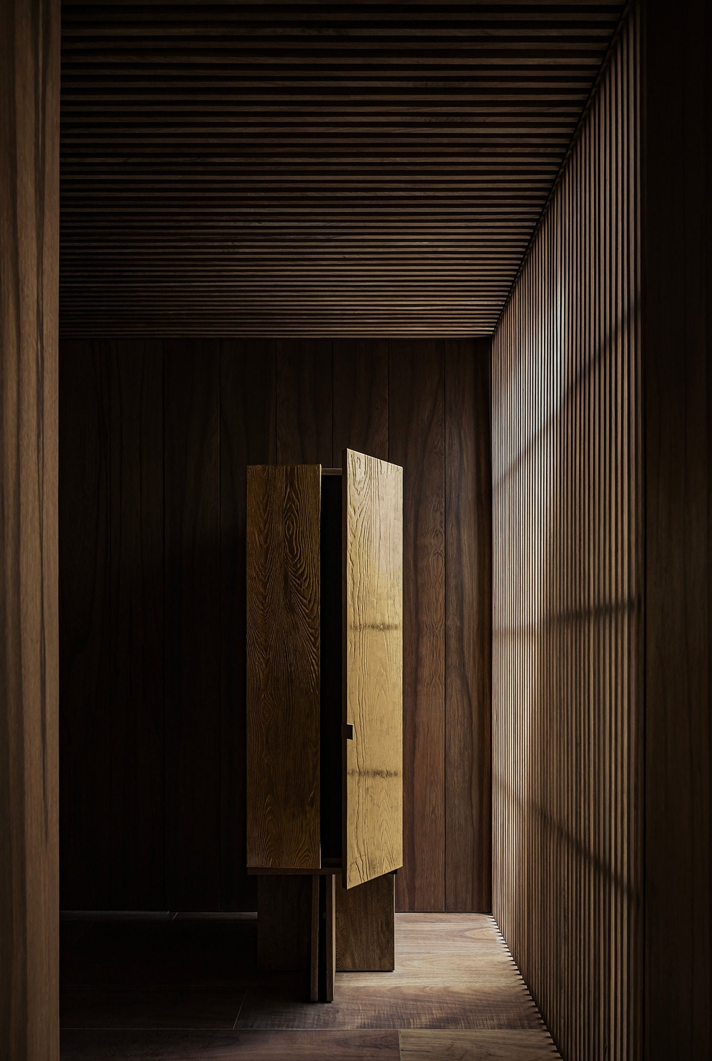 Aurum Cabinet 120 | Limited Edition 20 — side angle