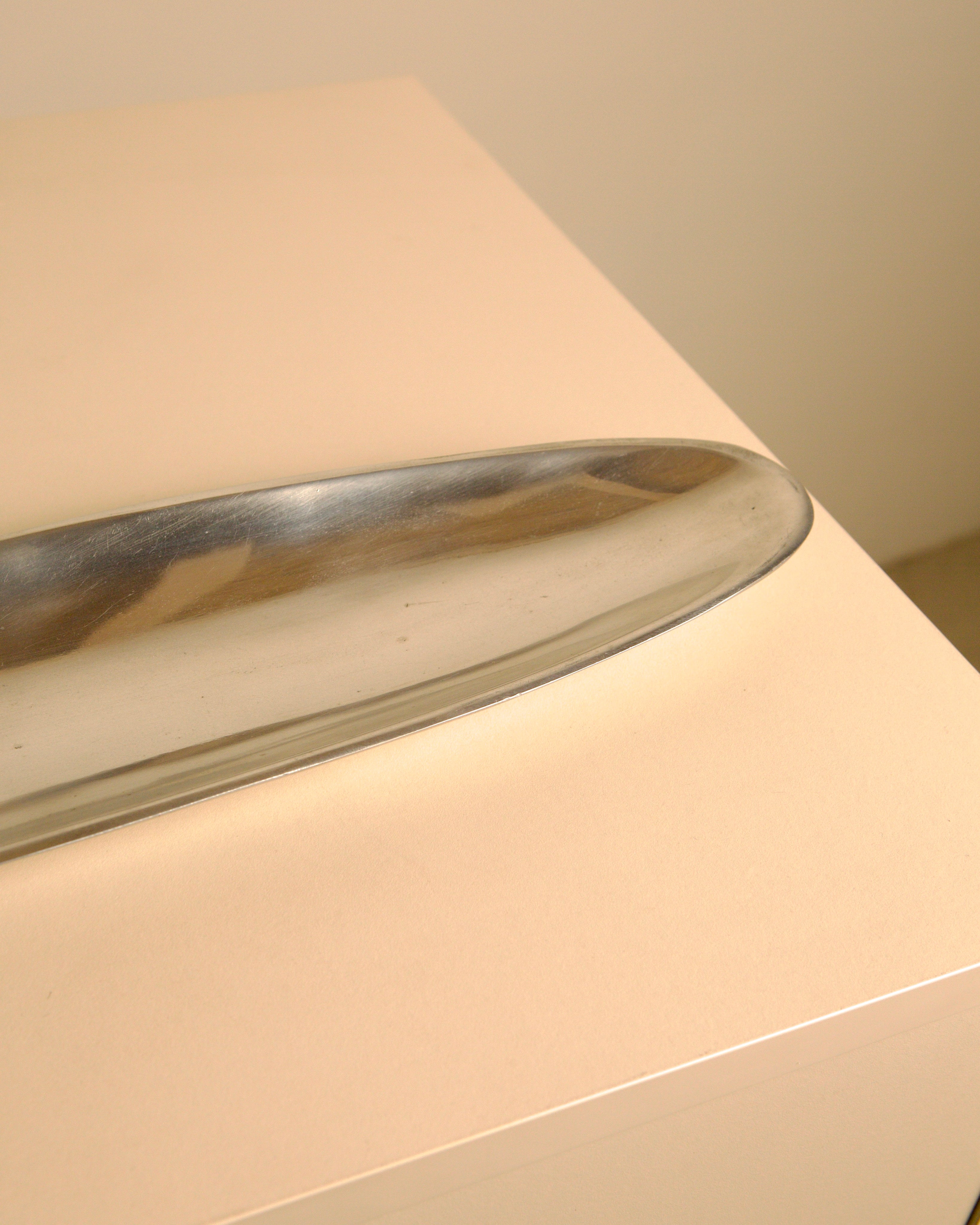 Large Italian Cast Aluminum Valet Tray by PLM Design, 1980s — close-up of polished aluminum edge