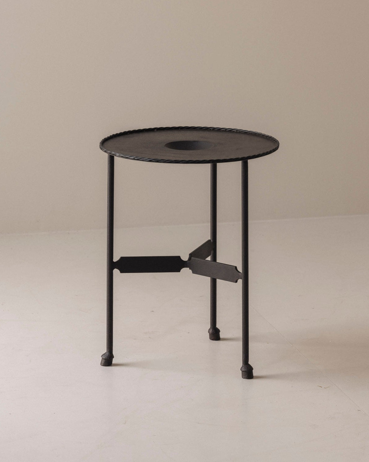French Guéridon Side Table in Patinated Iron, 1940s. — detail view