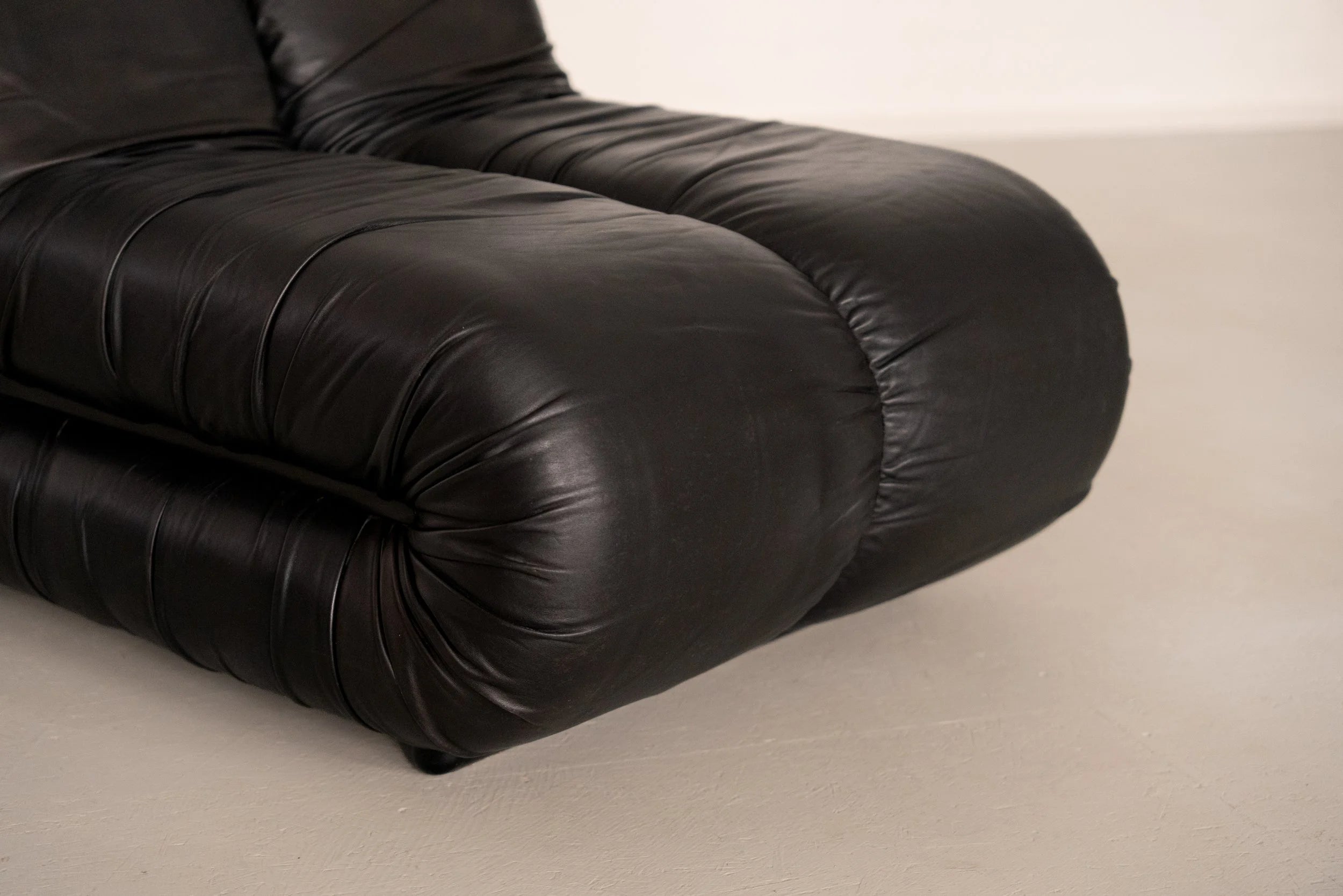 Pagru Lounge Chair by Claudio Vagnoni for 1P — close-up of black leather upholstery