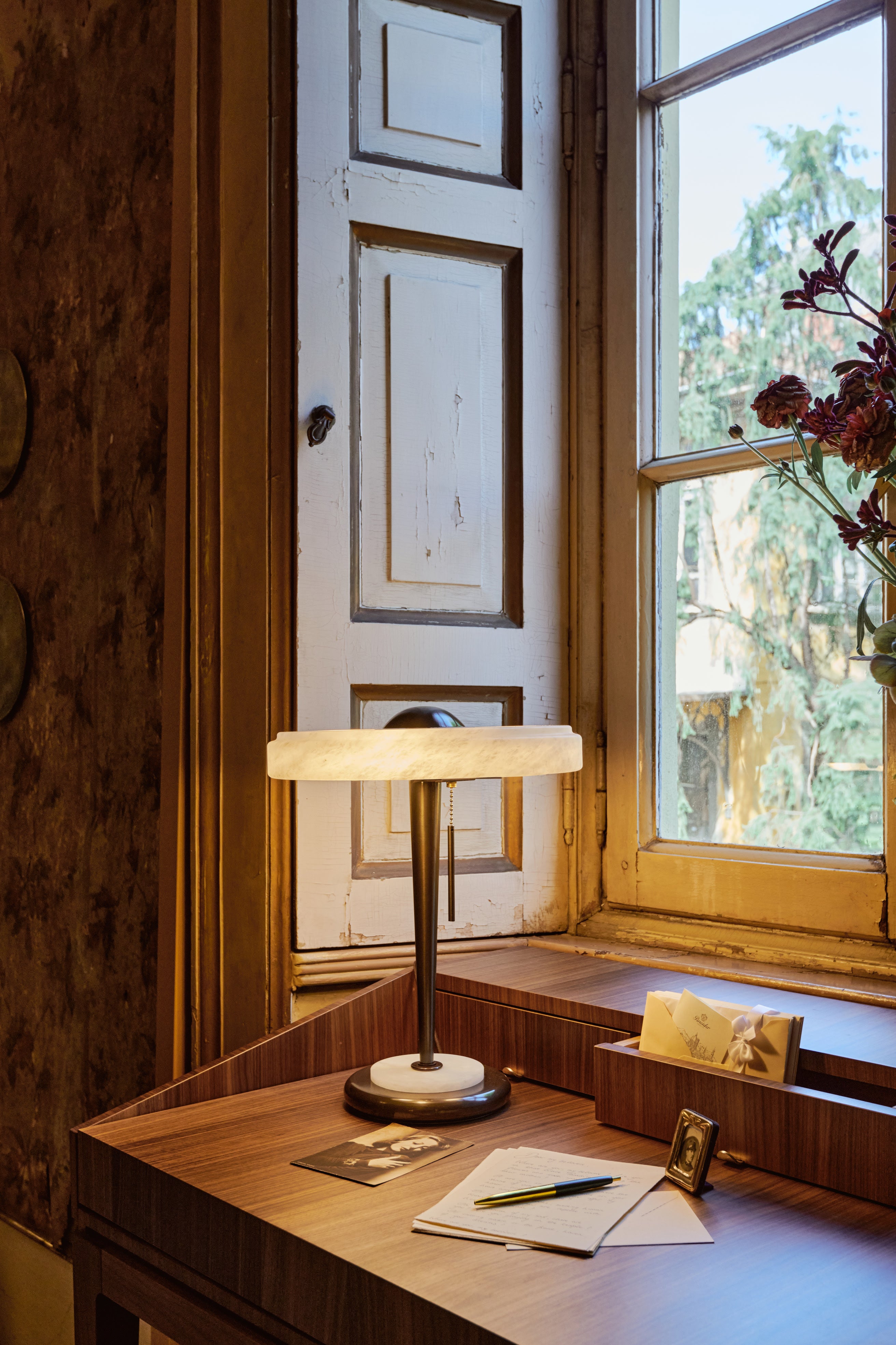 "BENNY" table Lamp in alabaster and bronze — close-up