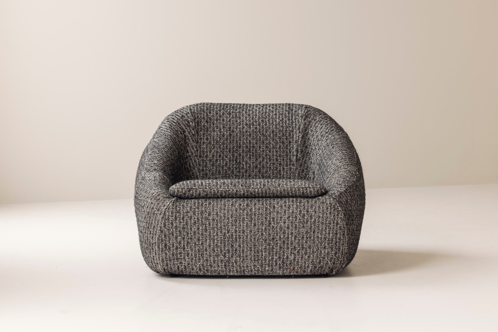 Sculptural French lounge chair, 1960s. — close-up