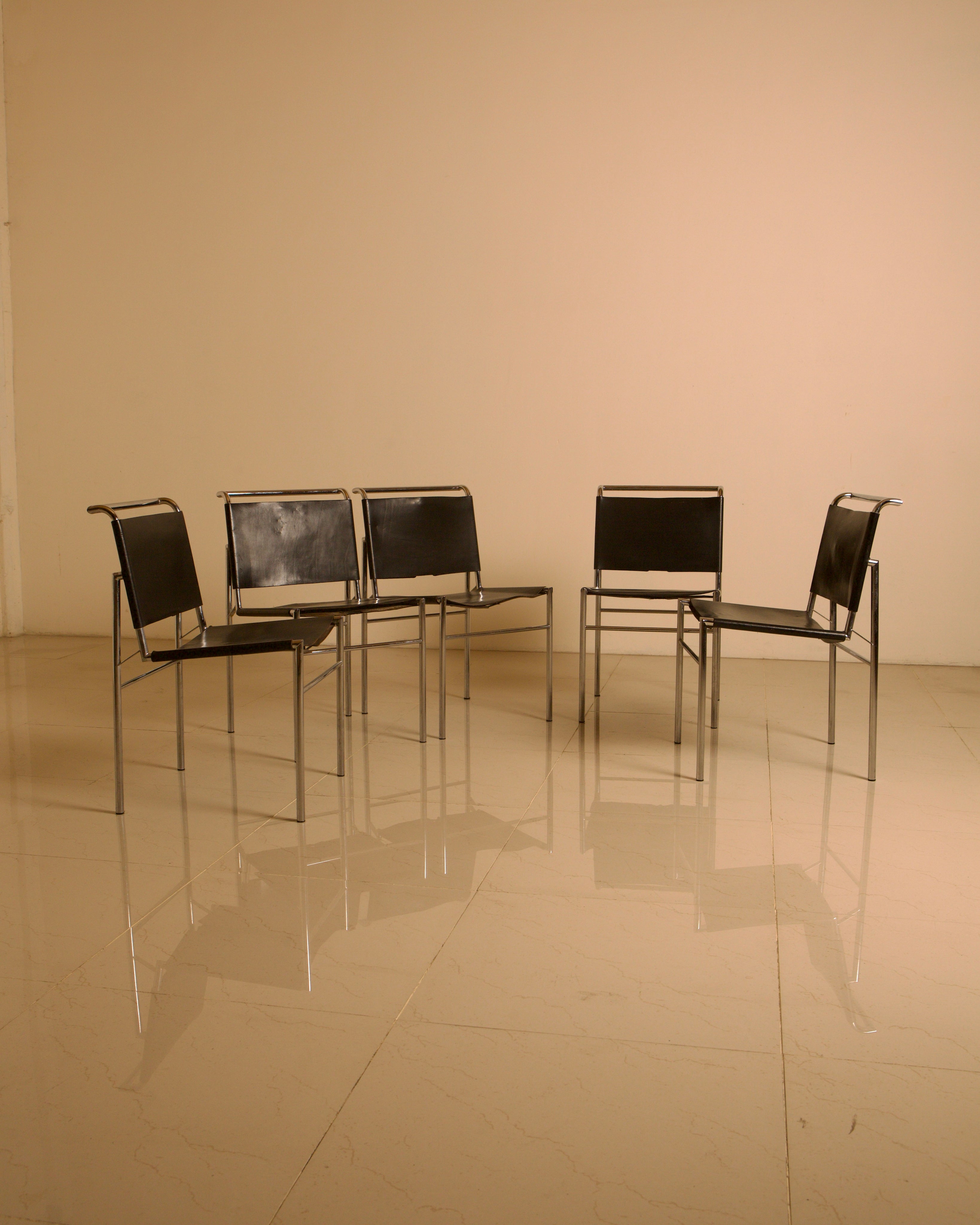 Set of 5 "Roquebrune" chairs in black leather by Eileen Gray 60's by Treaptyque | The Oblist