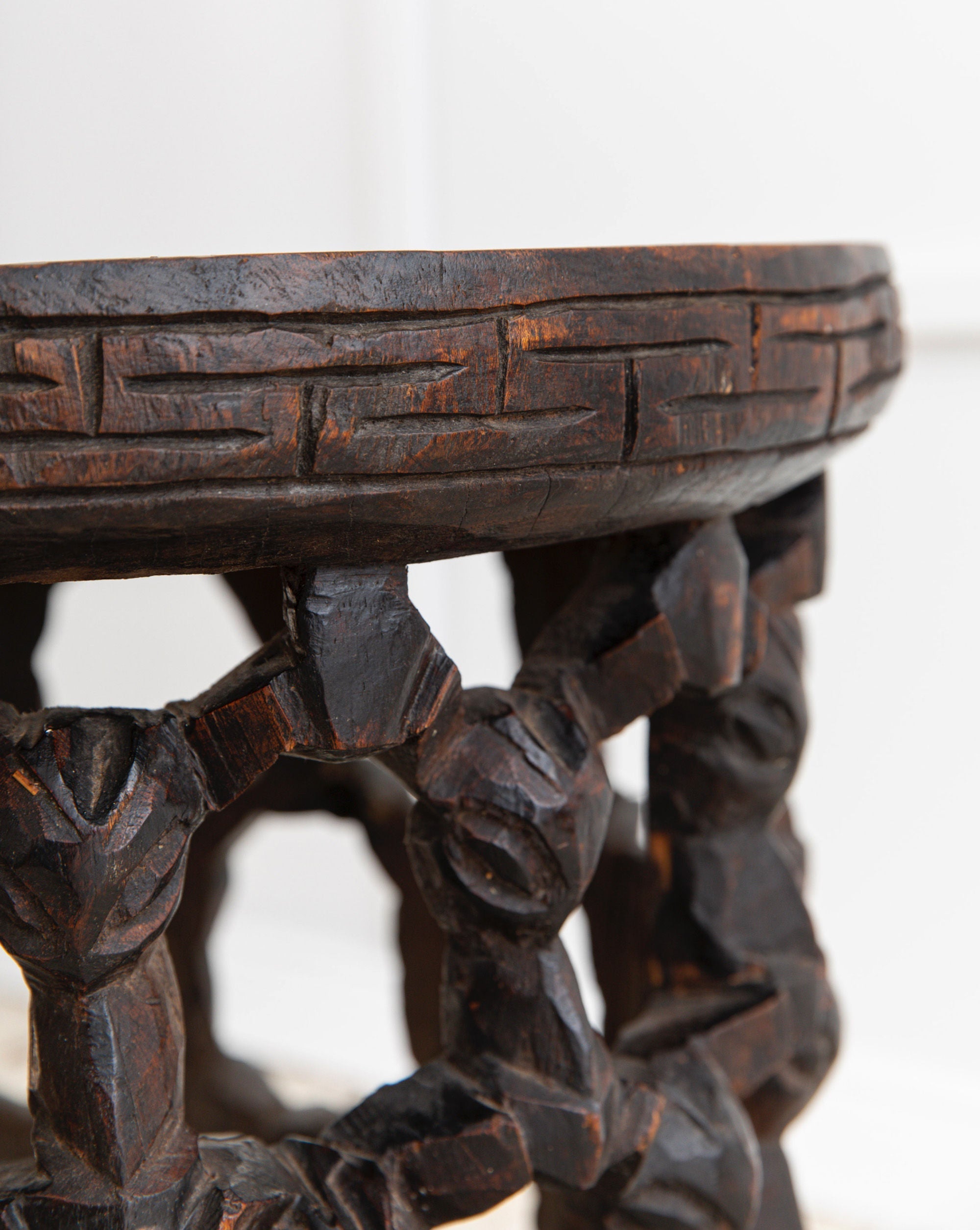 Tabouret sculpté à la main au Cameroun 1950