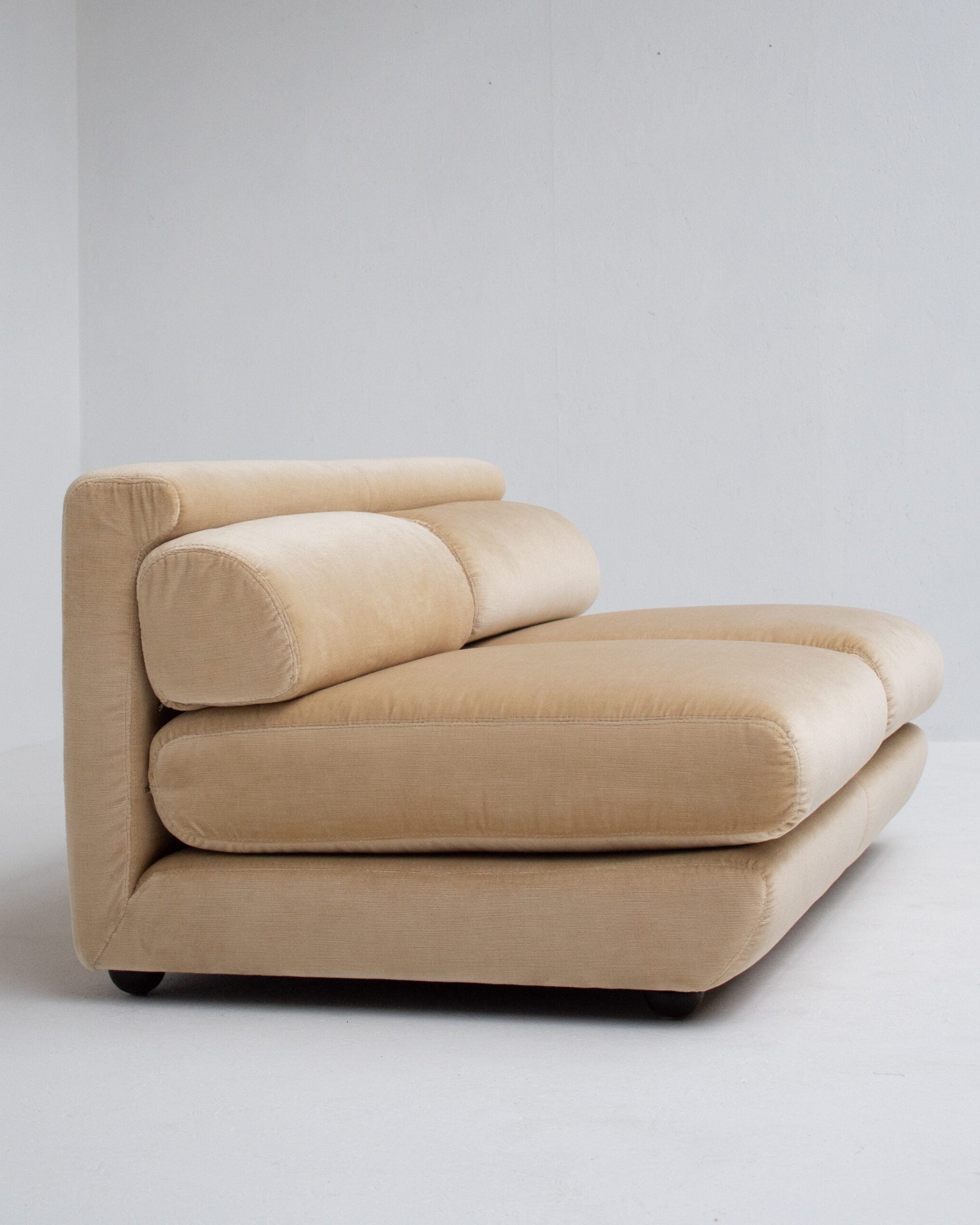 Canapé par Gigi Radice en velours beige