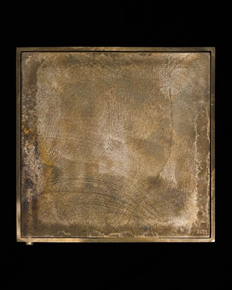 Cendrier "Emprunte" - Sculptural Ashtray made of Bronze — in context