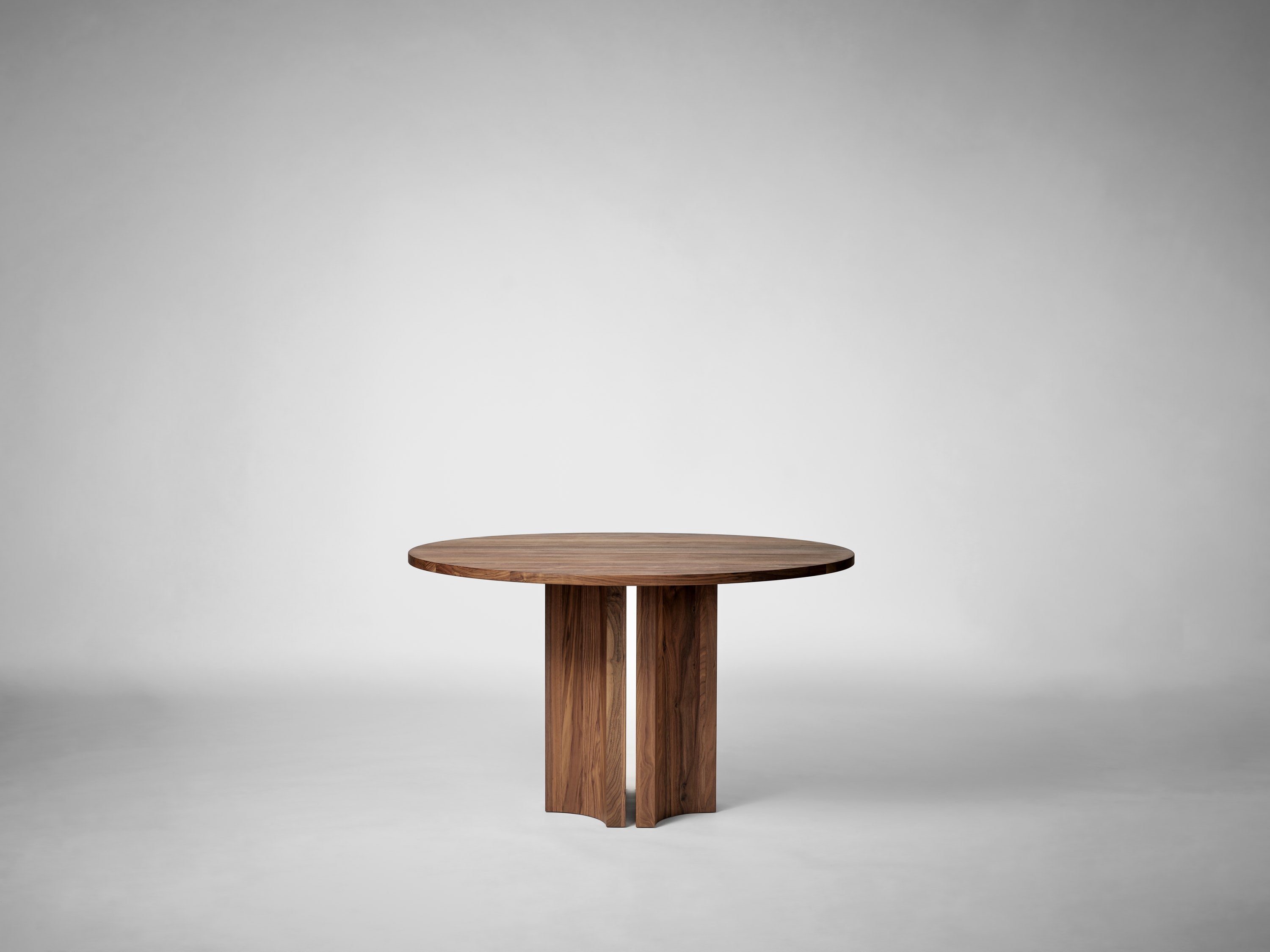 Aperta Table Round — lifestyle setting