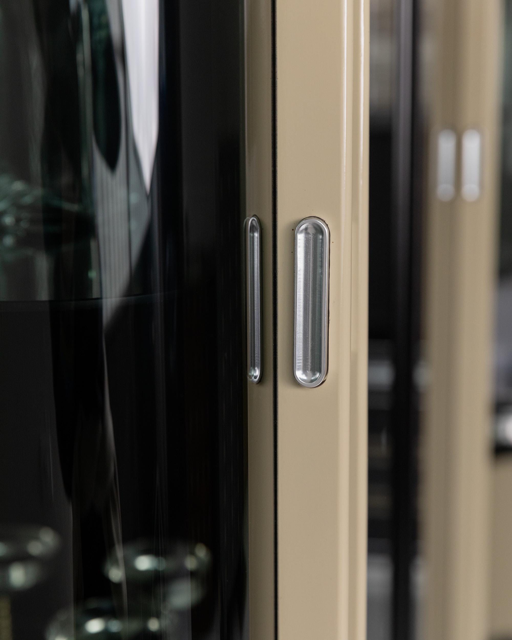 1950s Art Deco Bar Cabinet in Lacquered Wood — close-up of cabinet handles