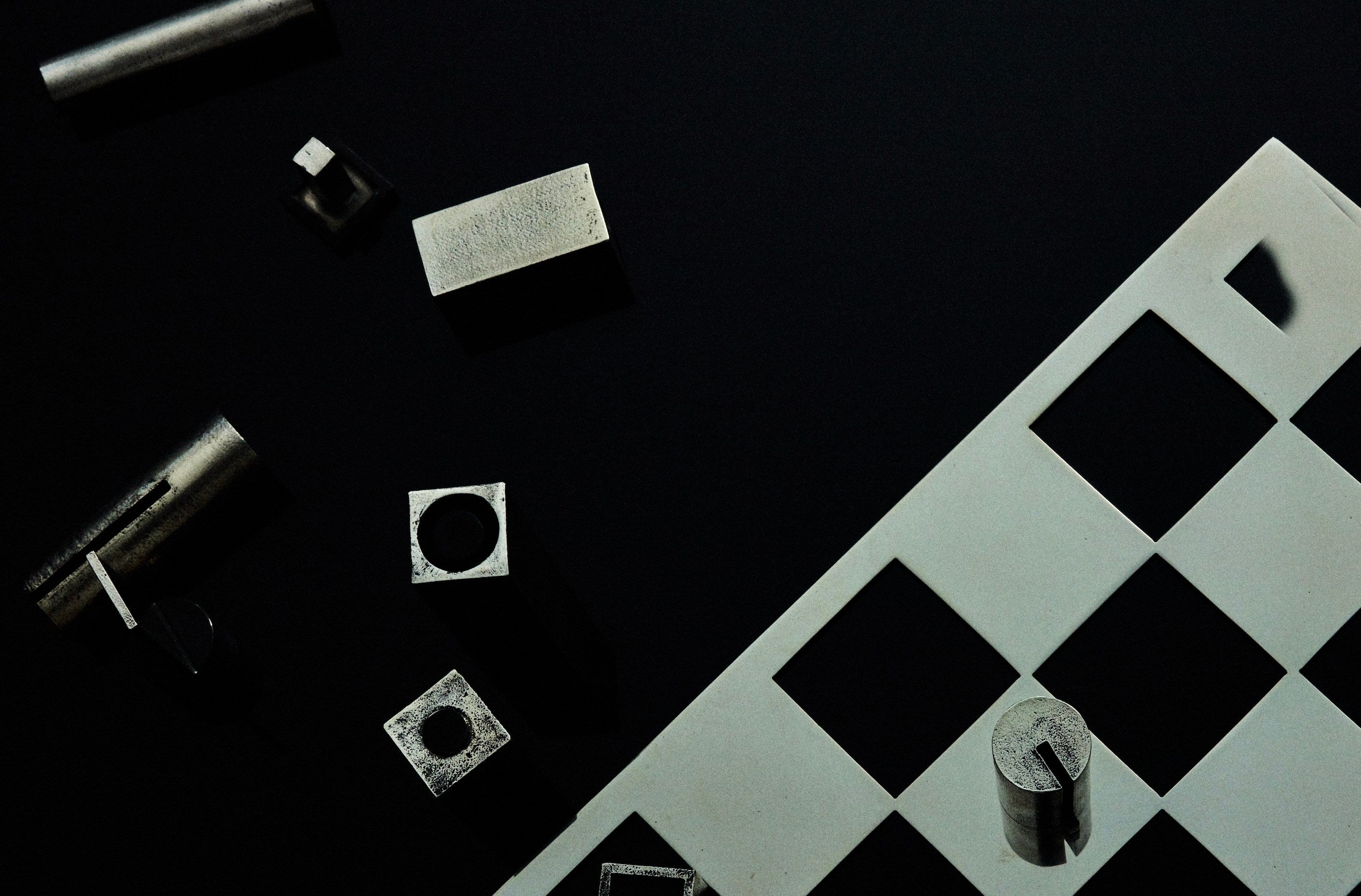 Echiquier “Verso” - Precious Chess Set made of patinated and white Bronze — additional view