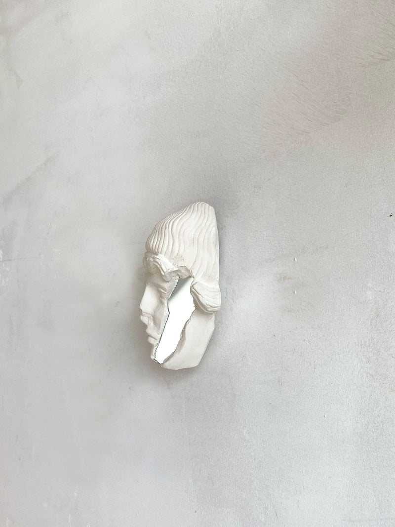 Réflexion #1 — close-up of white ceramic sculpture on wall