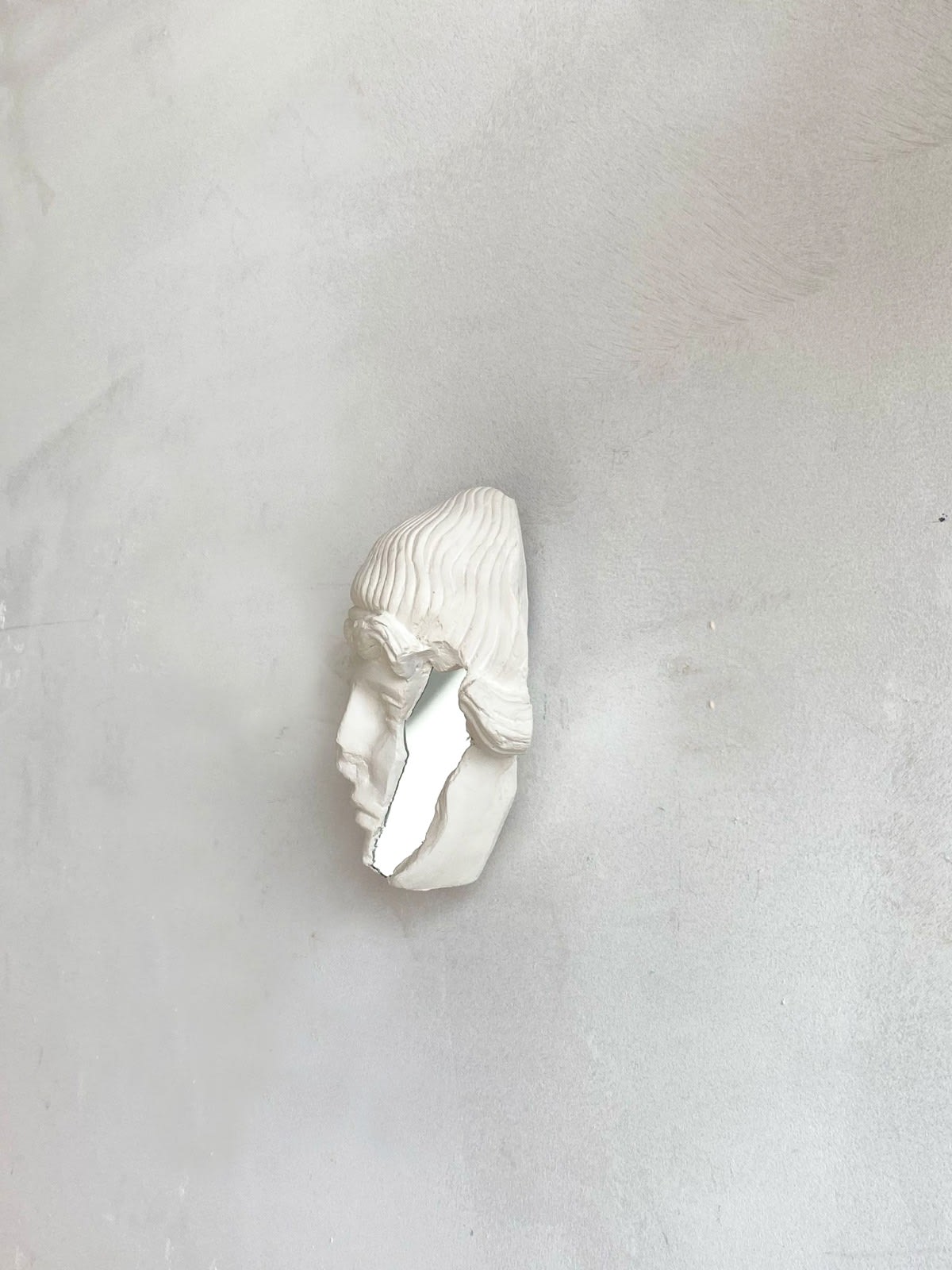 Réflexion #1 — close-up of white ceramic sculpture on wall
