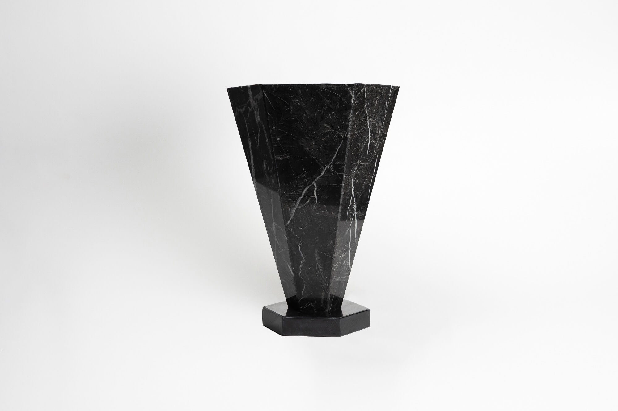 Vase 01 XL — top view of black marble design