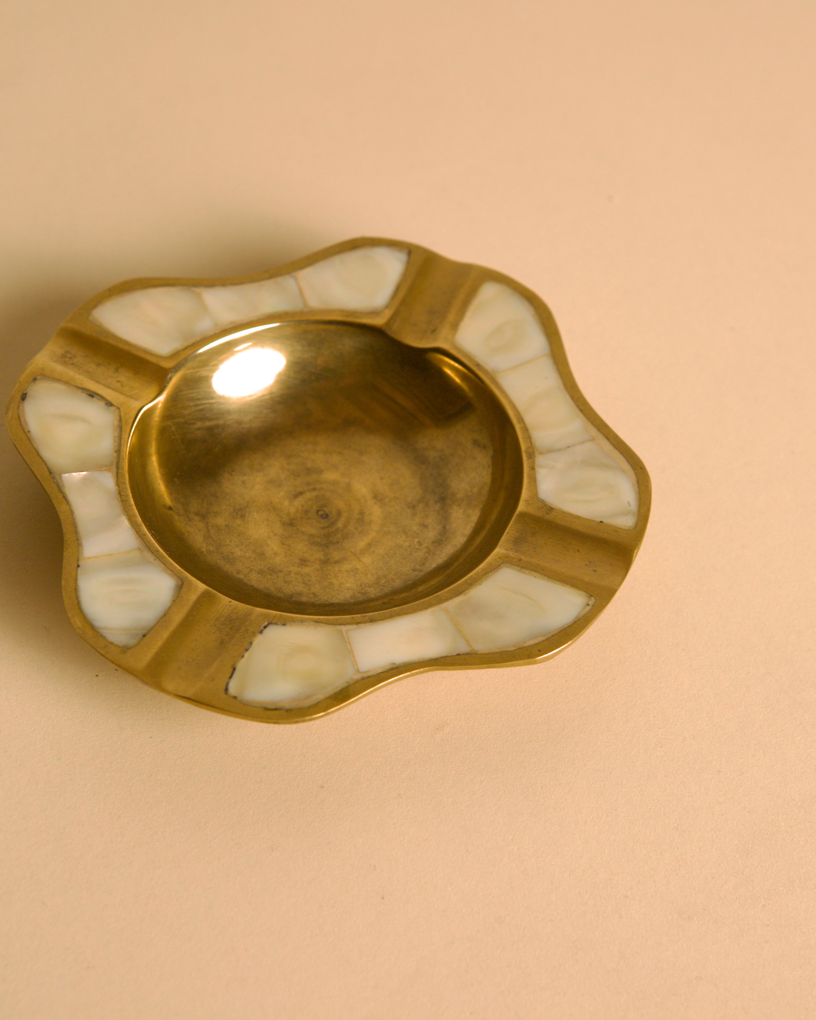 Italian "Art Deco" ashtray in brass and mother-of-pearl, 30s — lifestyle setting