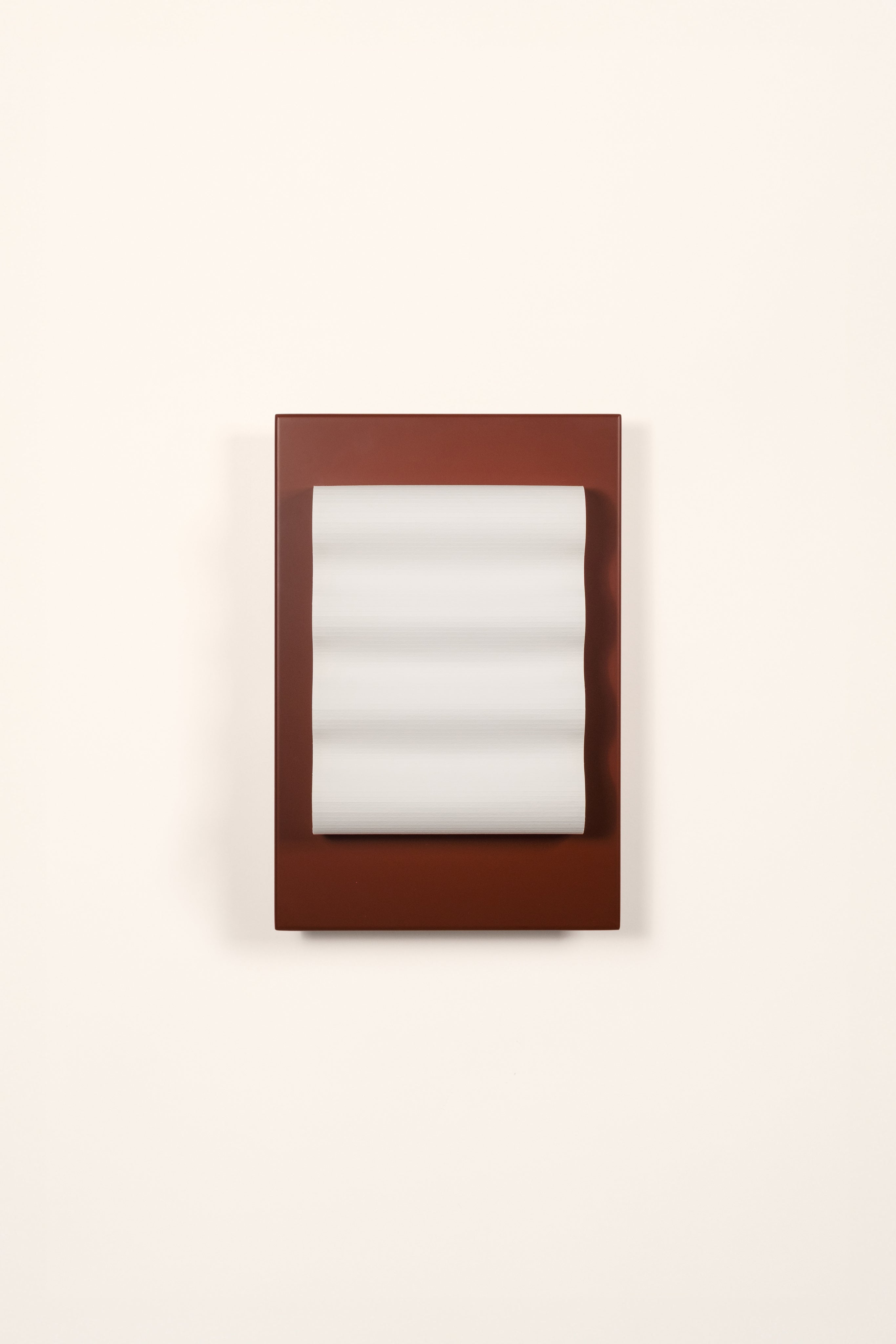 Frame" Brun M — side angle showing textured white and brown materials
