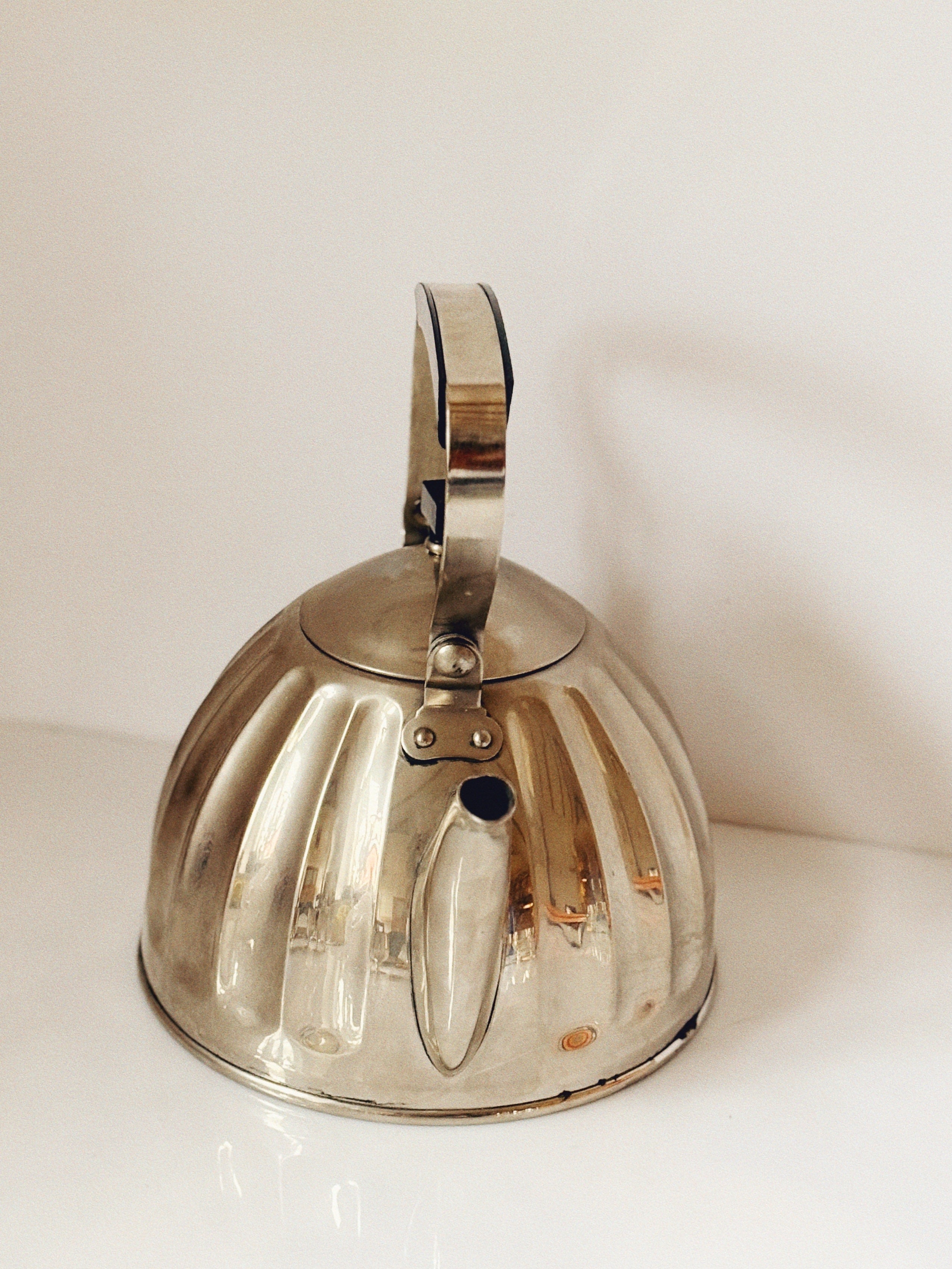 Bouilloire en métal de style mi-siècle avec poignée en bakélite, Gusev Russie