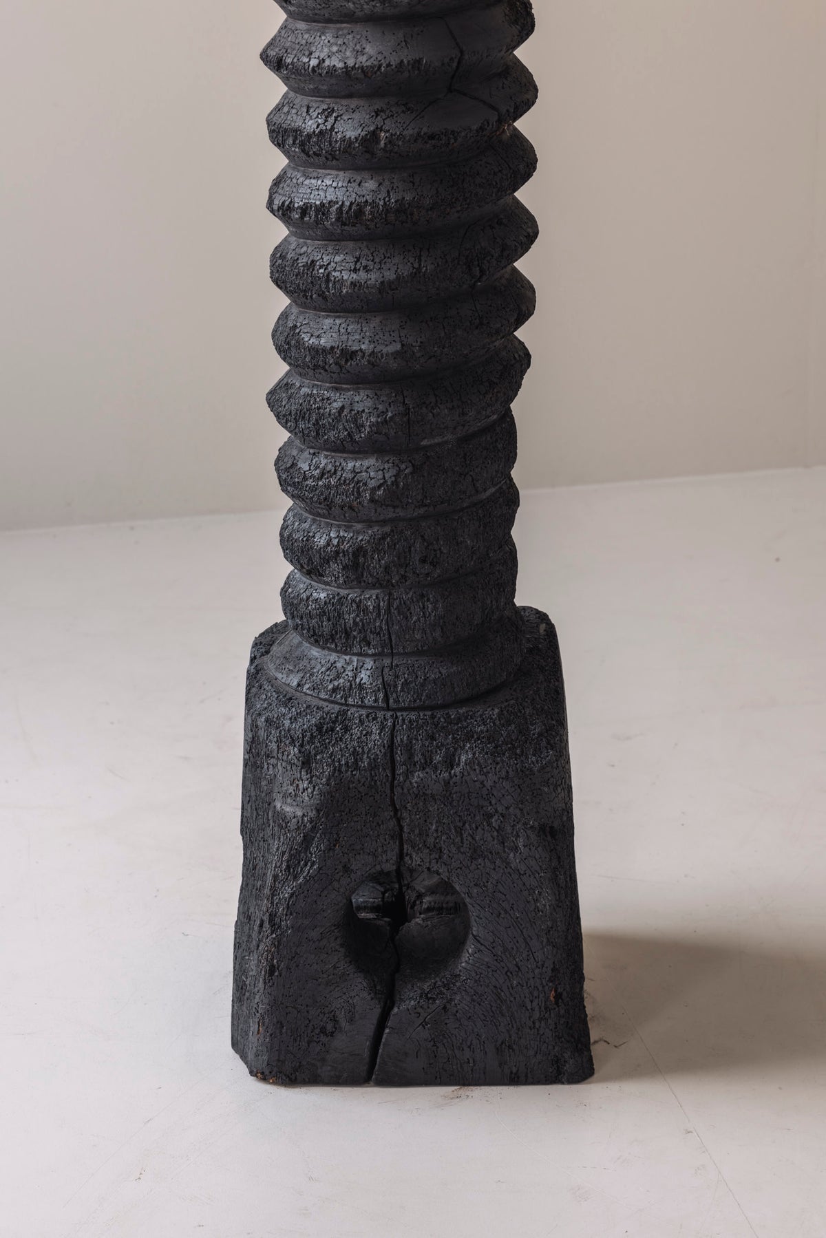 Antique French wine press screw pedestal in burned oak, 19th century. — alternate view