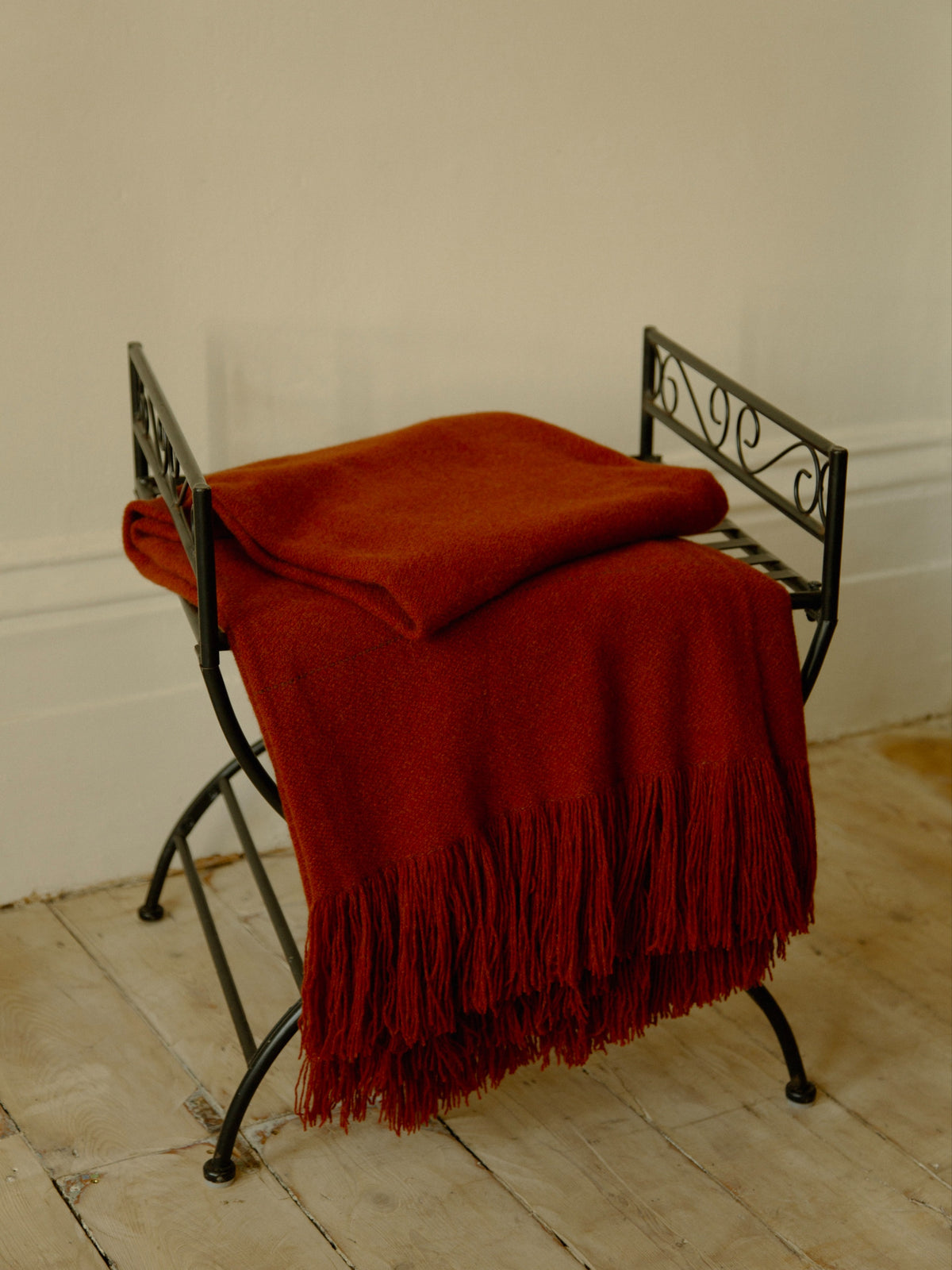 Edition 03 - Sillon - Morello by The Wren | The Oblist
