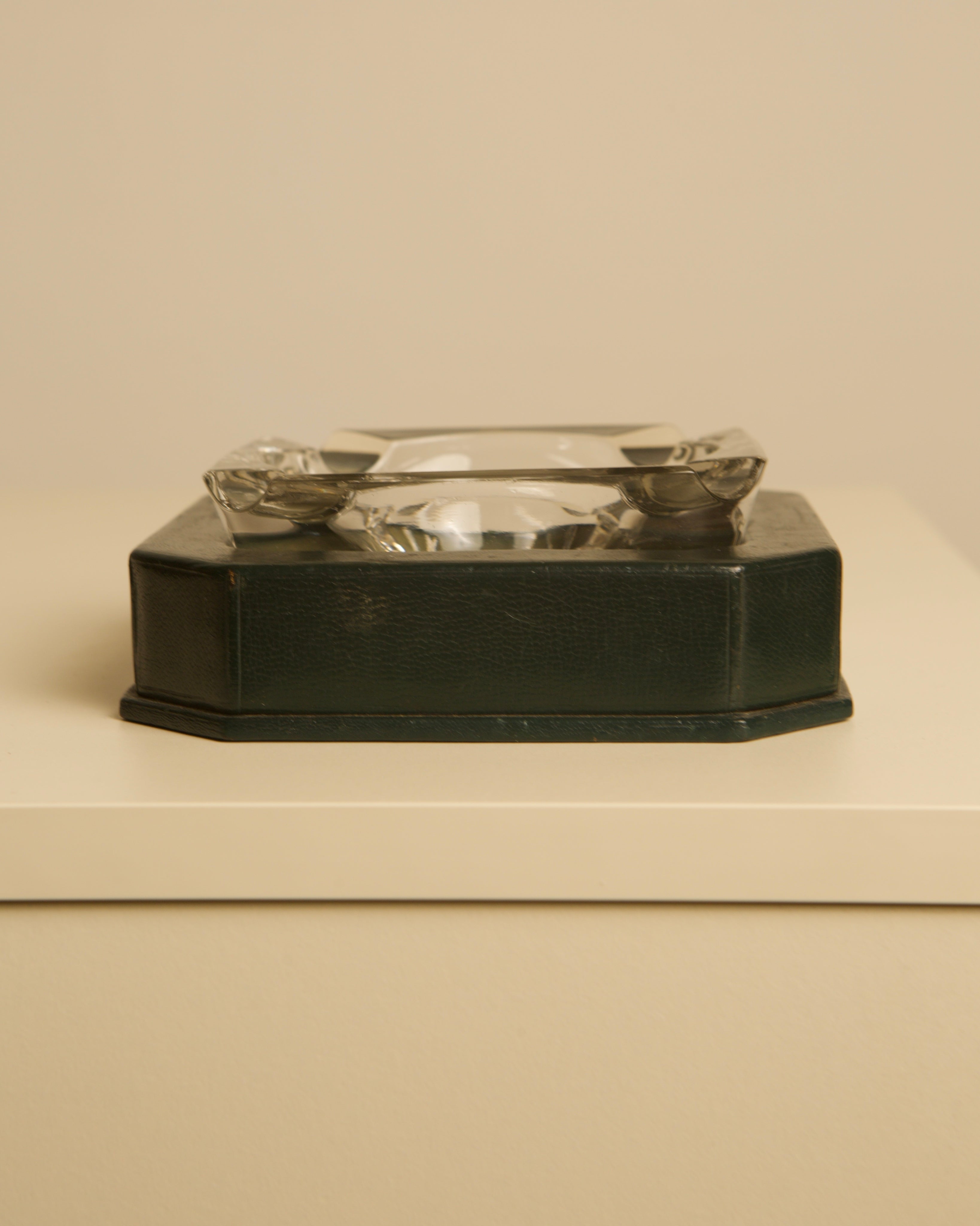 Cendrier en cristal italien et cuir vert forêt des années 60