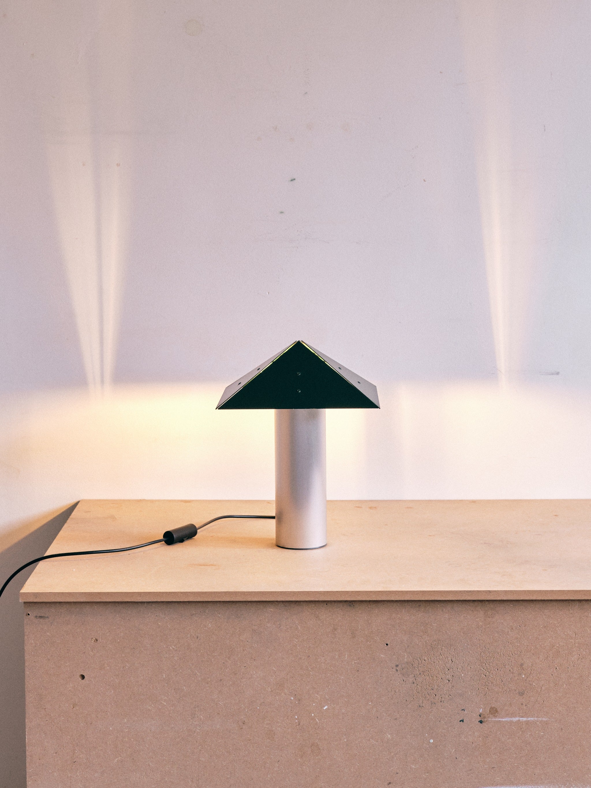 Chimney Table Lamp - Art Deco Style — close-up