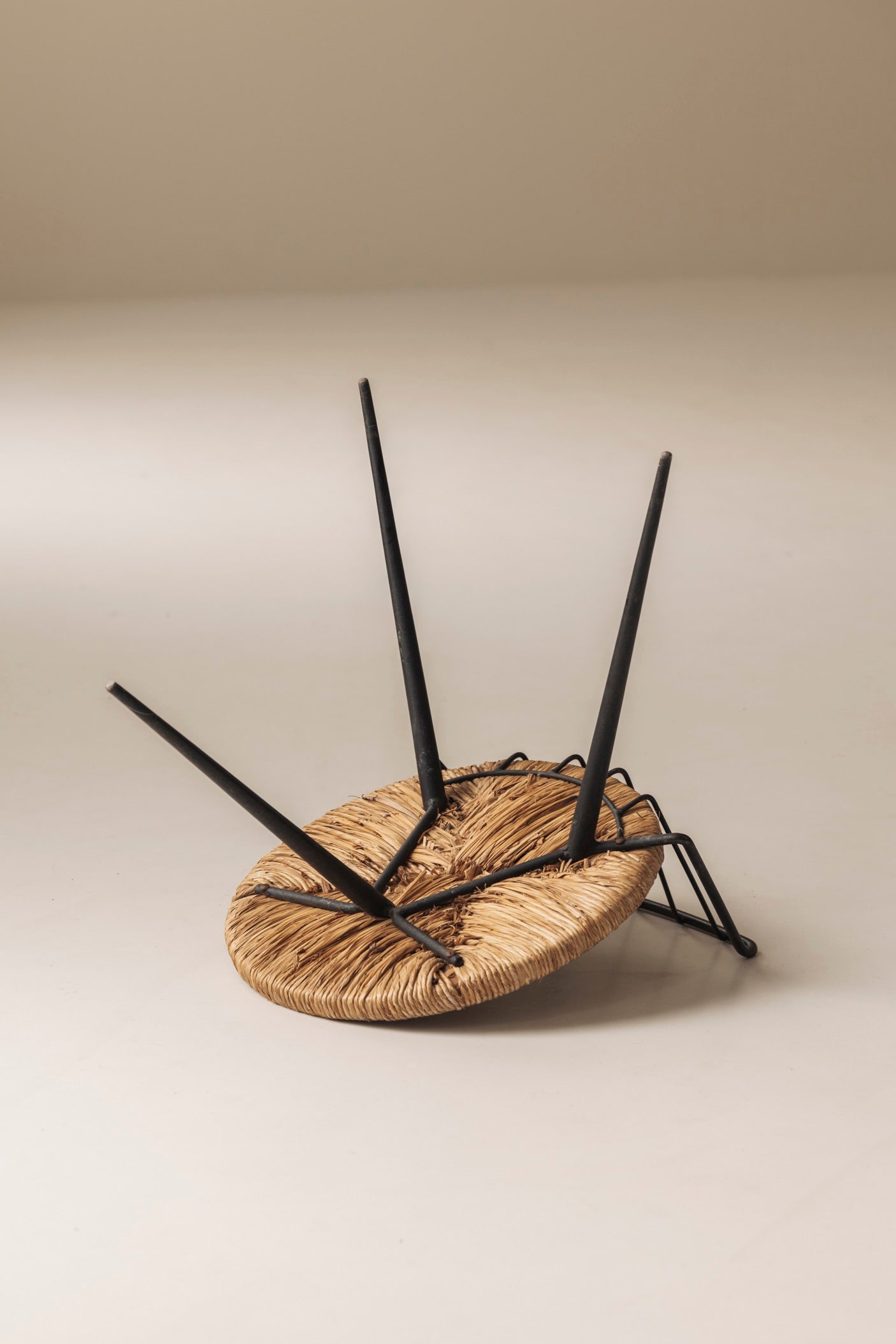 Rare French tripod stool in metal and rush, dating from the 1950s — additional view