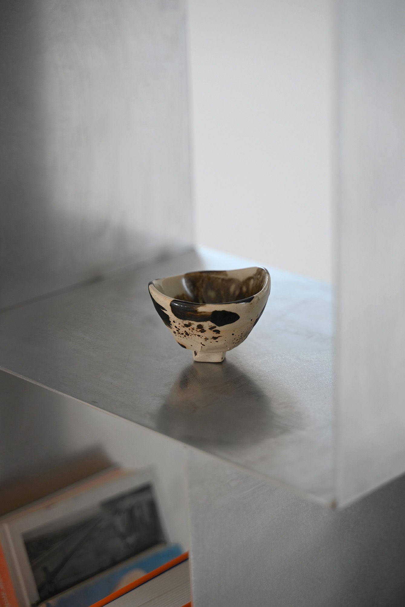 ZEN' Standing Shelf — side angle with ceramic bowl on metal surface