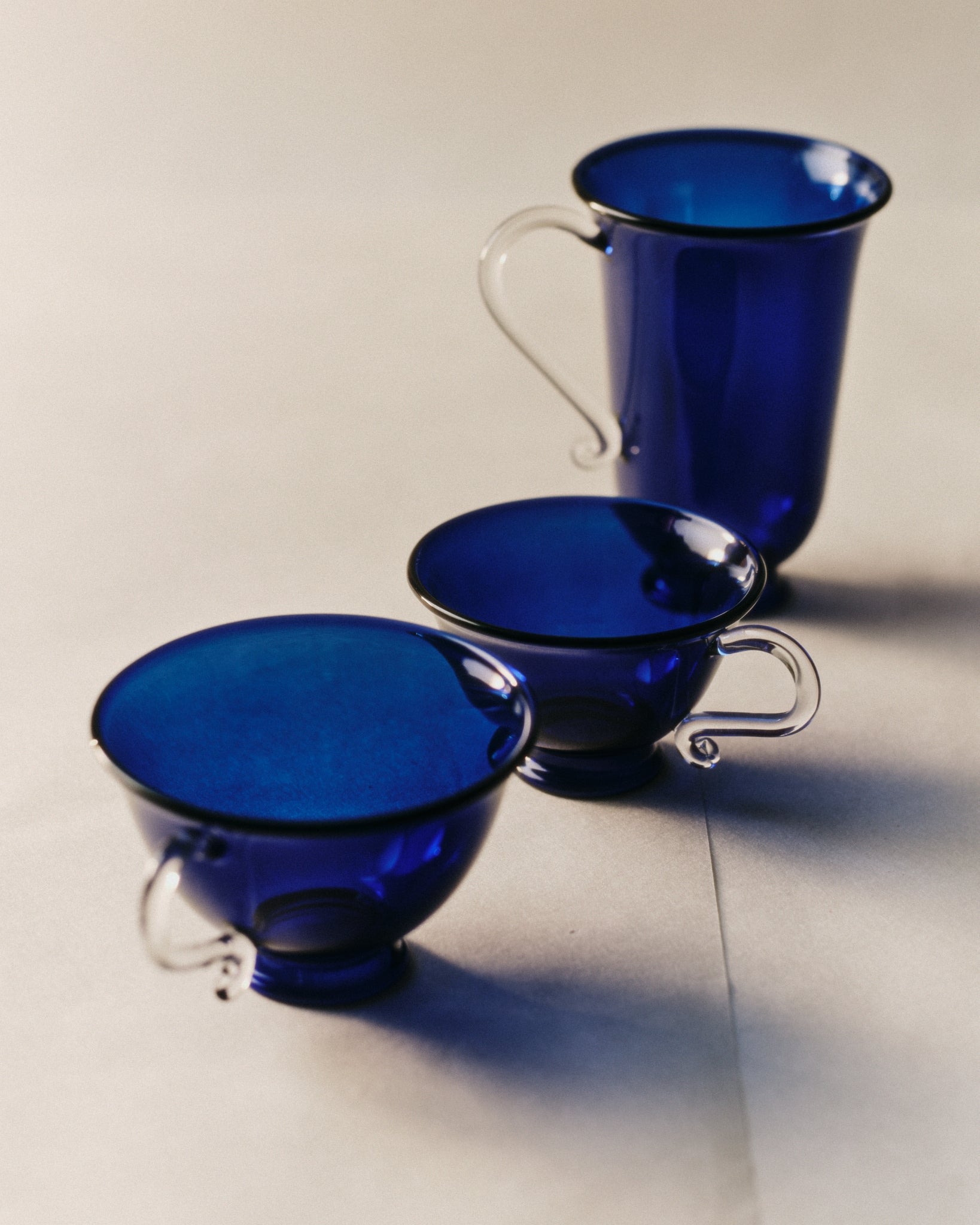 L'Espresso Set — three blue glass cups on neutral background