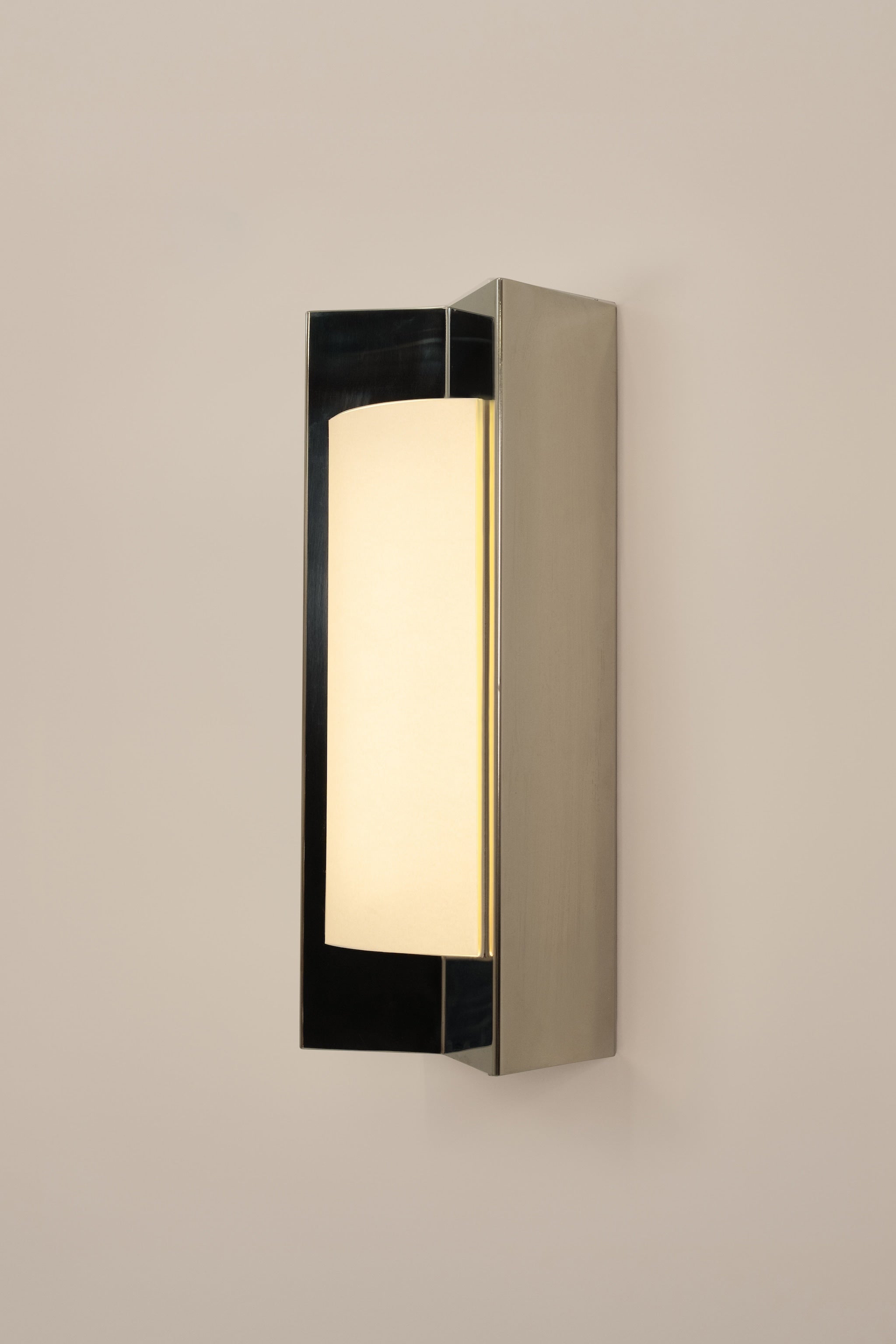 'Arrow' Applique M With Diffuser — side angle