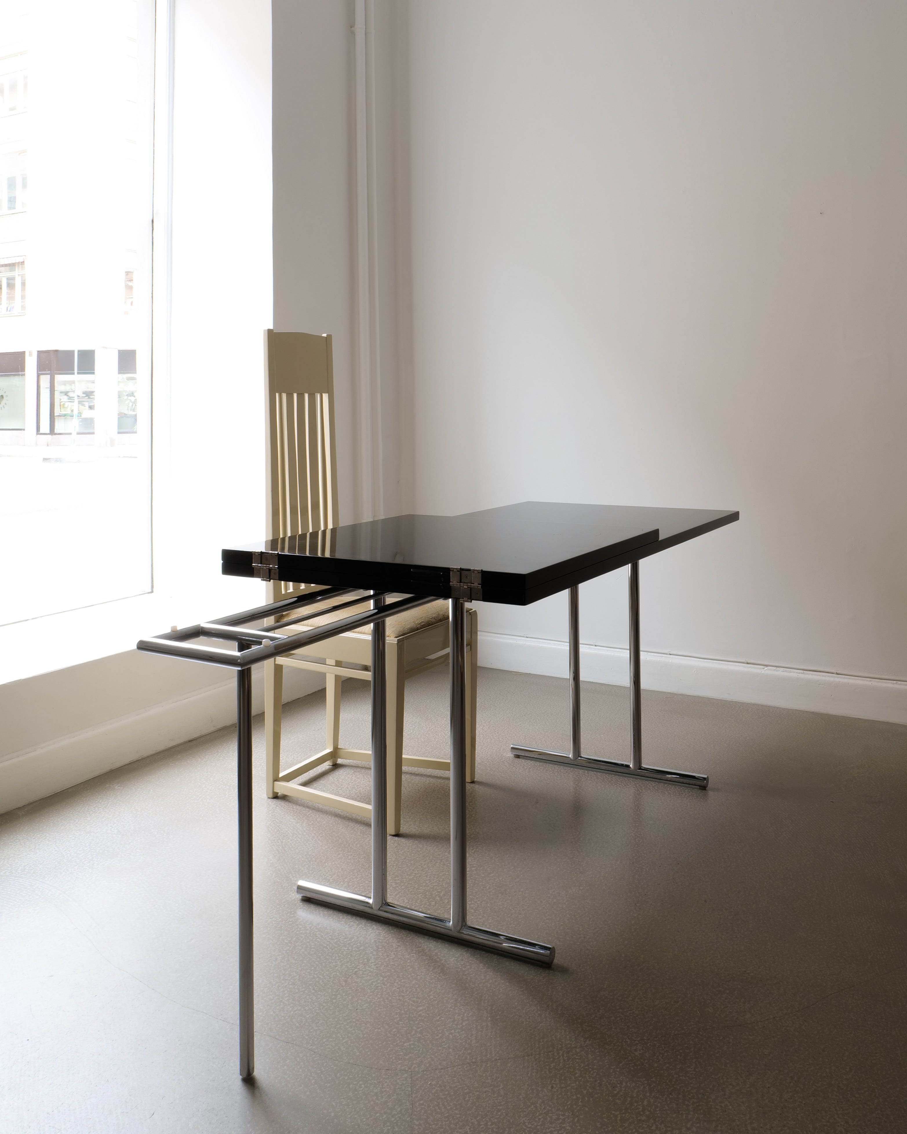 Table extensible Lou Perou par Eileen Grey