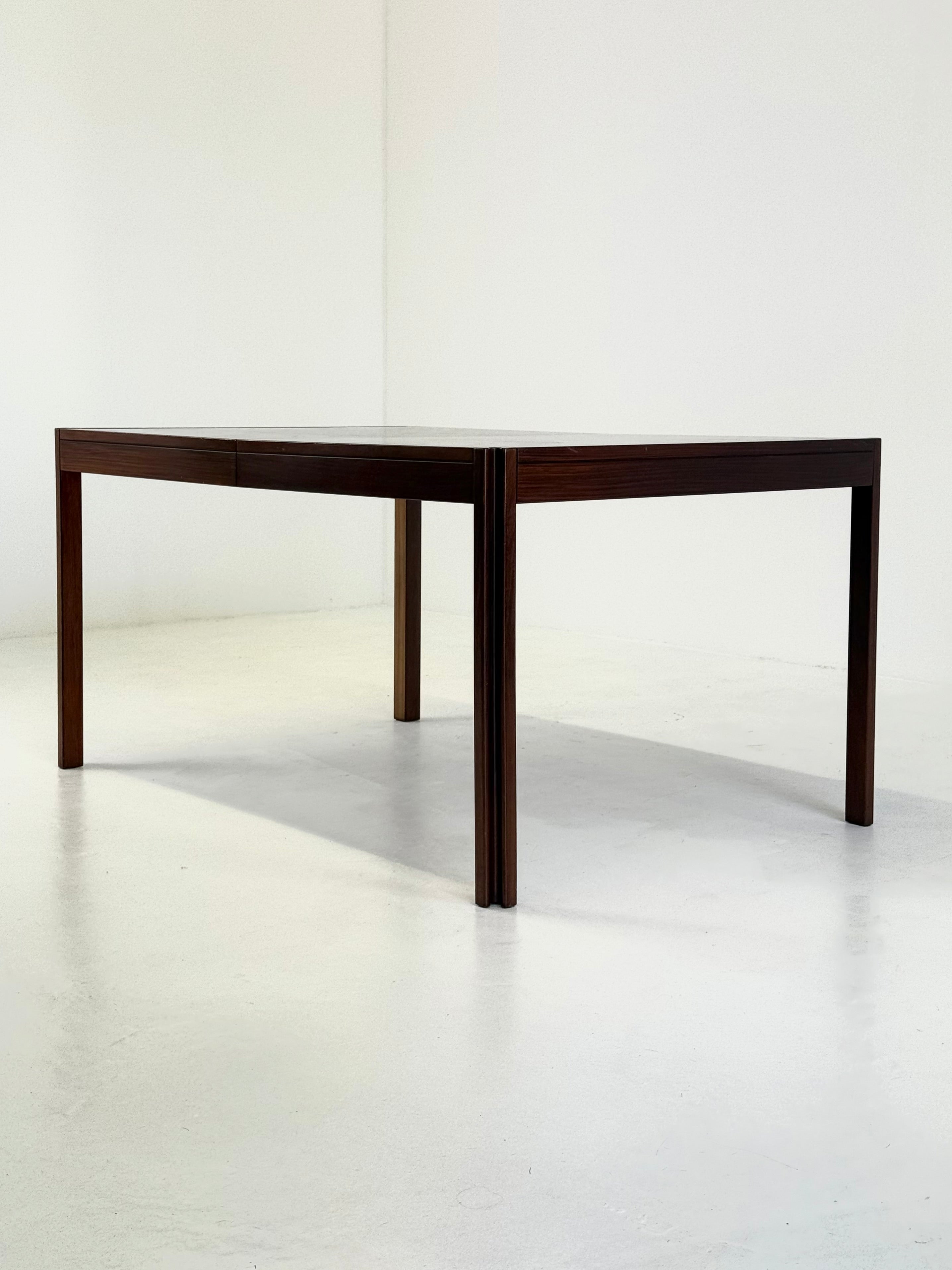 4D wooden vintage dining table by Angelo Mangiarotti for Molteni — close-up