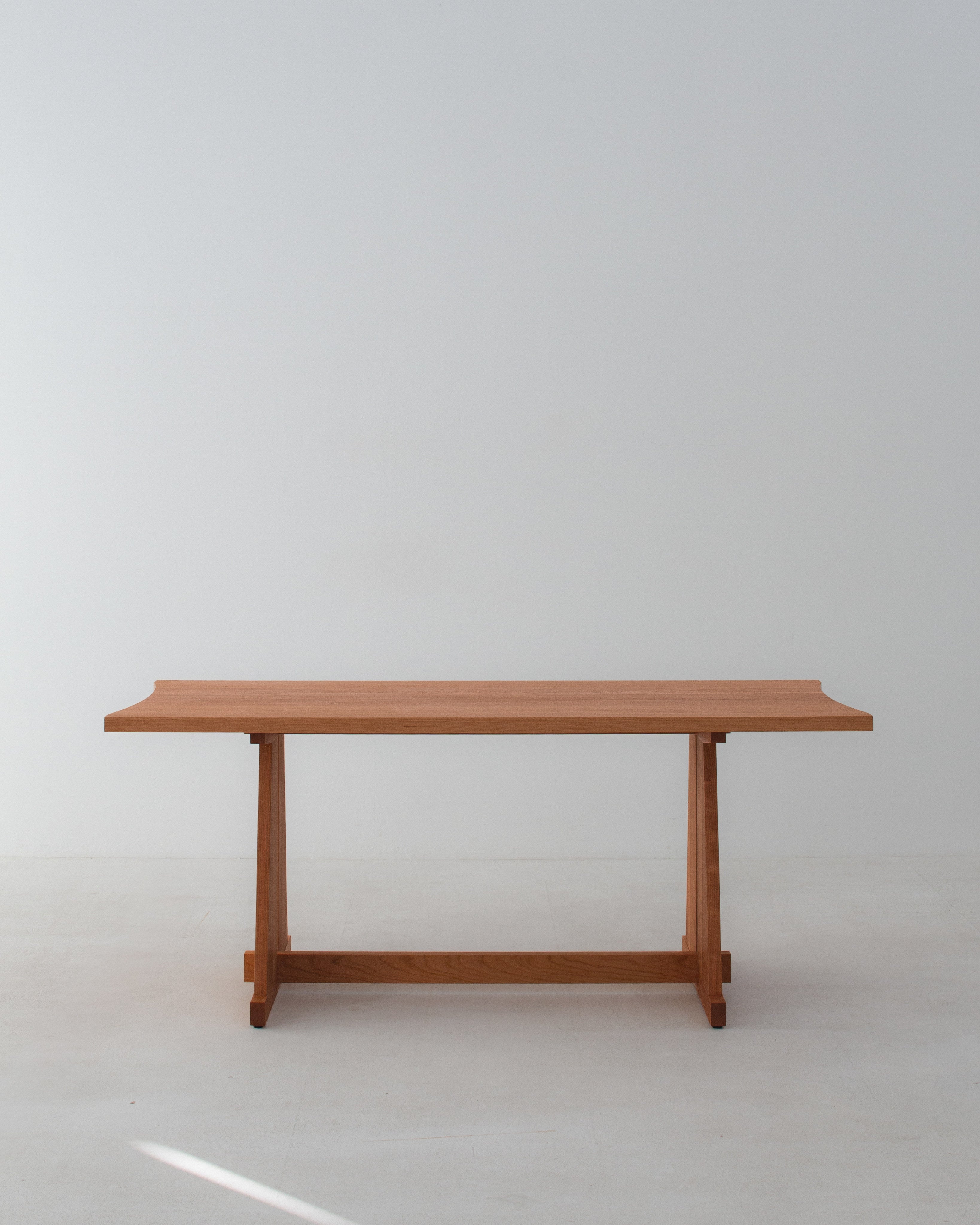 Lola Table Classic — side angle