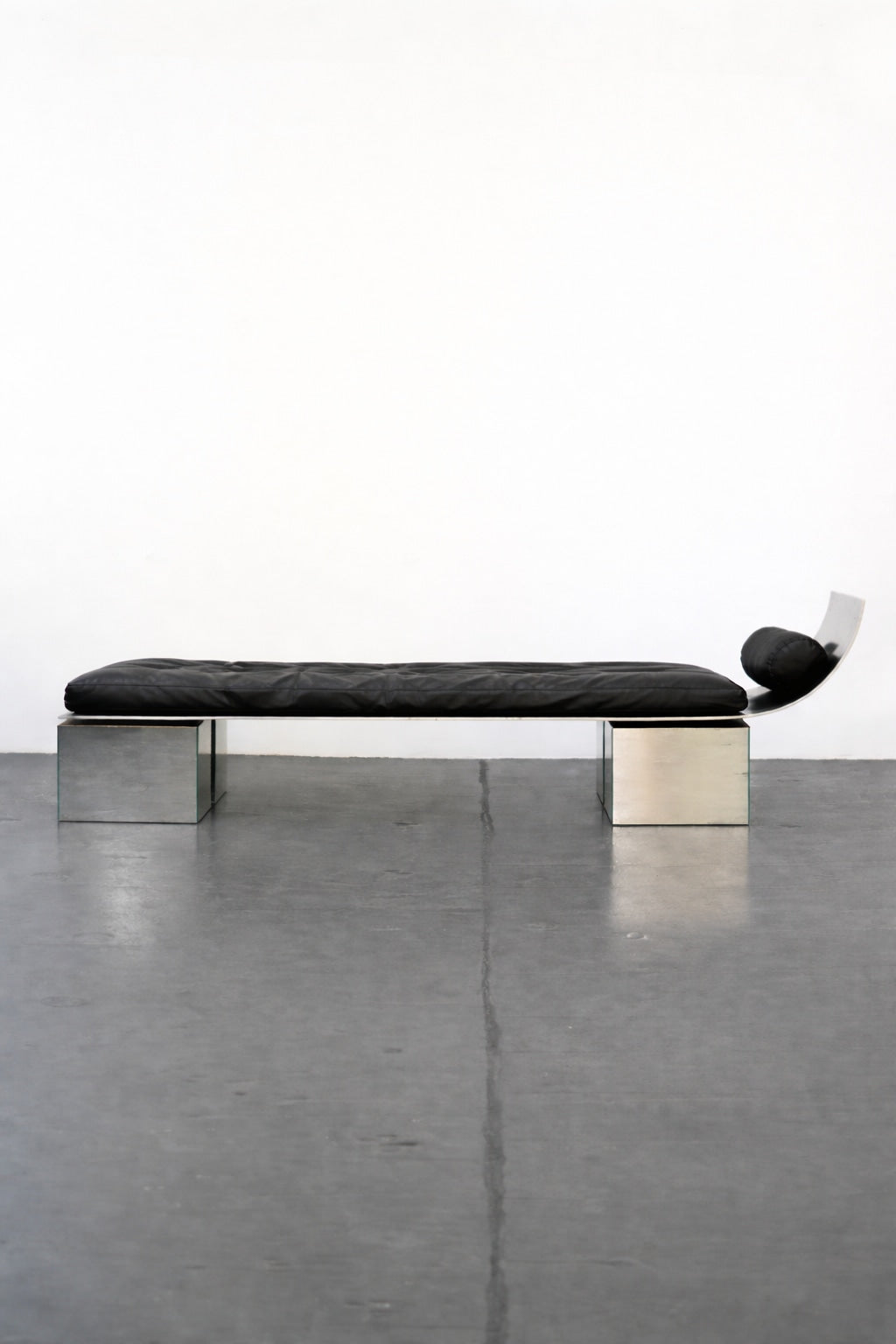 Minimalism Daybed DN_S2501 in Aluminium  — additional view
