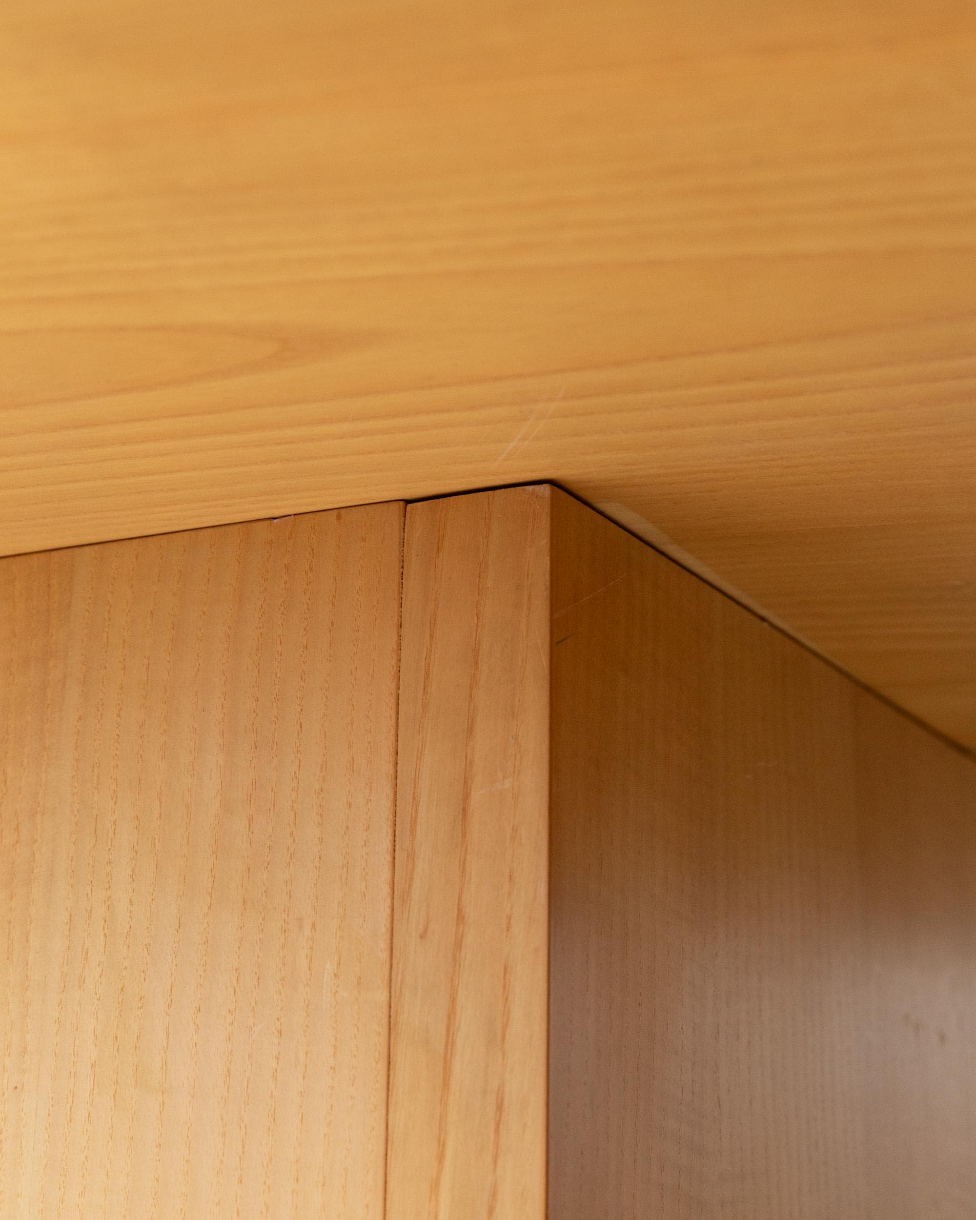 1980s Large Round Wooden Table — close-up of light wood grain detail