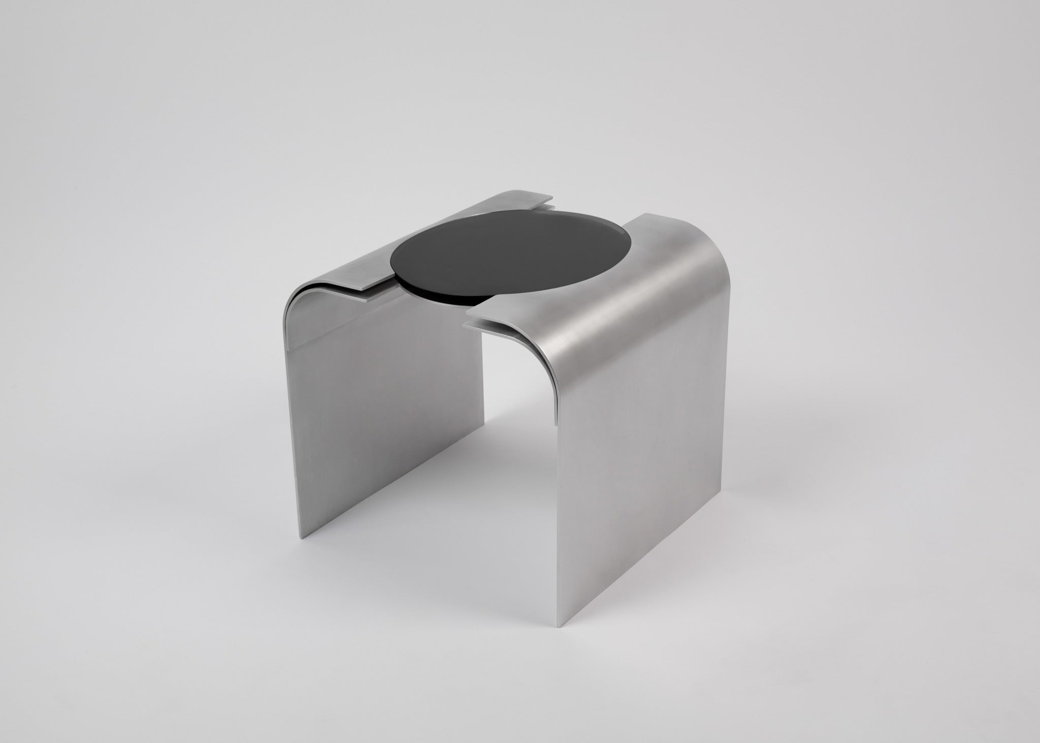 Side Table "Still Gaze" | Aluminium & Glass — back view highlighting smooth aluminium finish