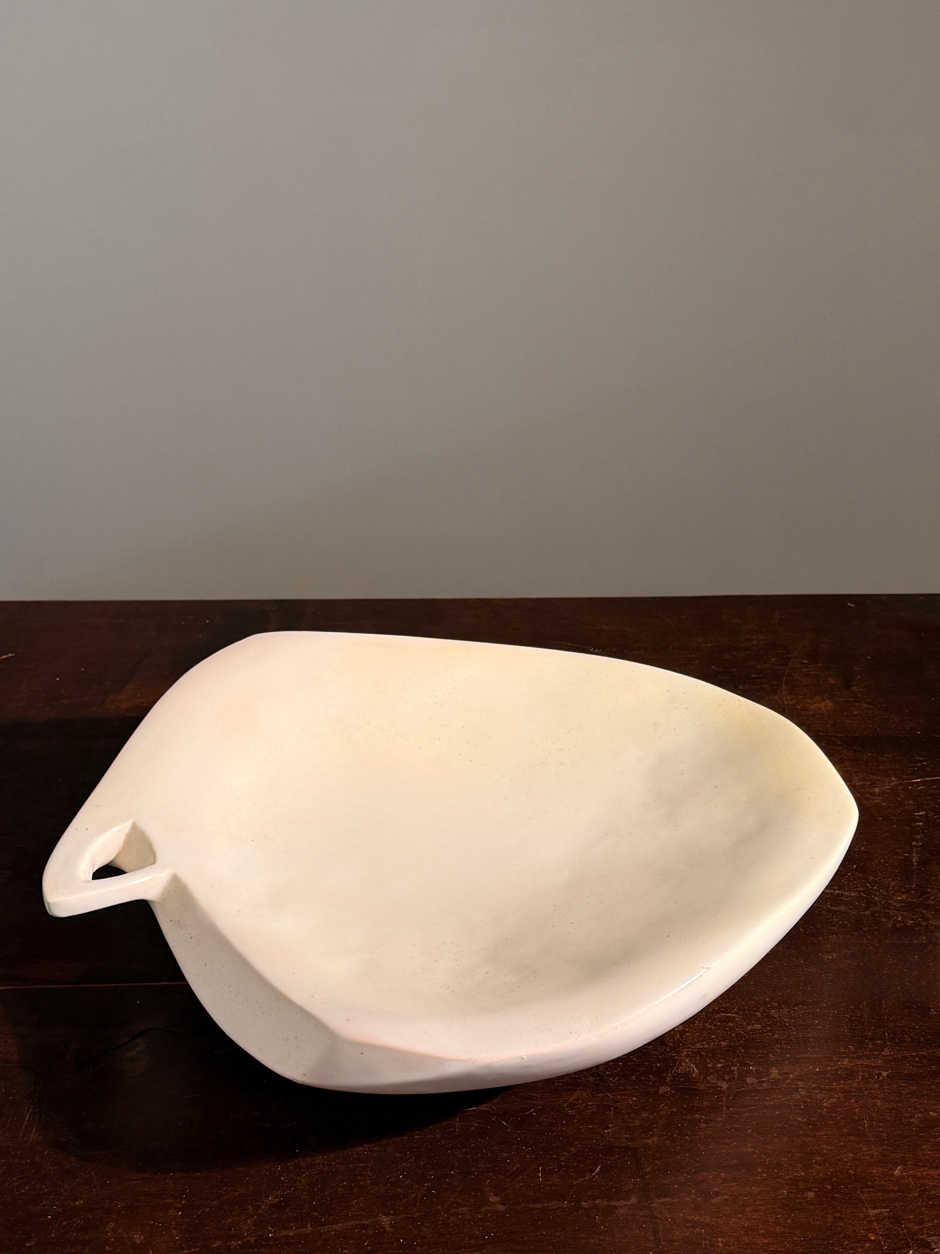 Large free-form dish in white ceramic, France, circa 1950 — detail view