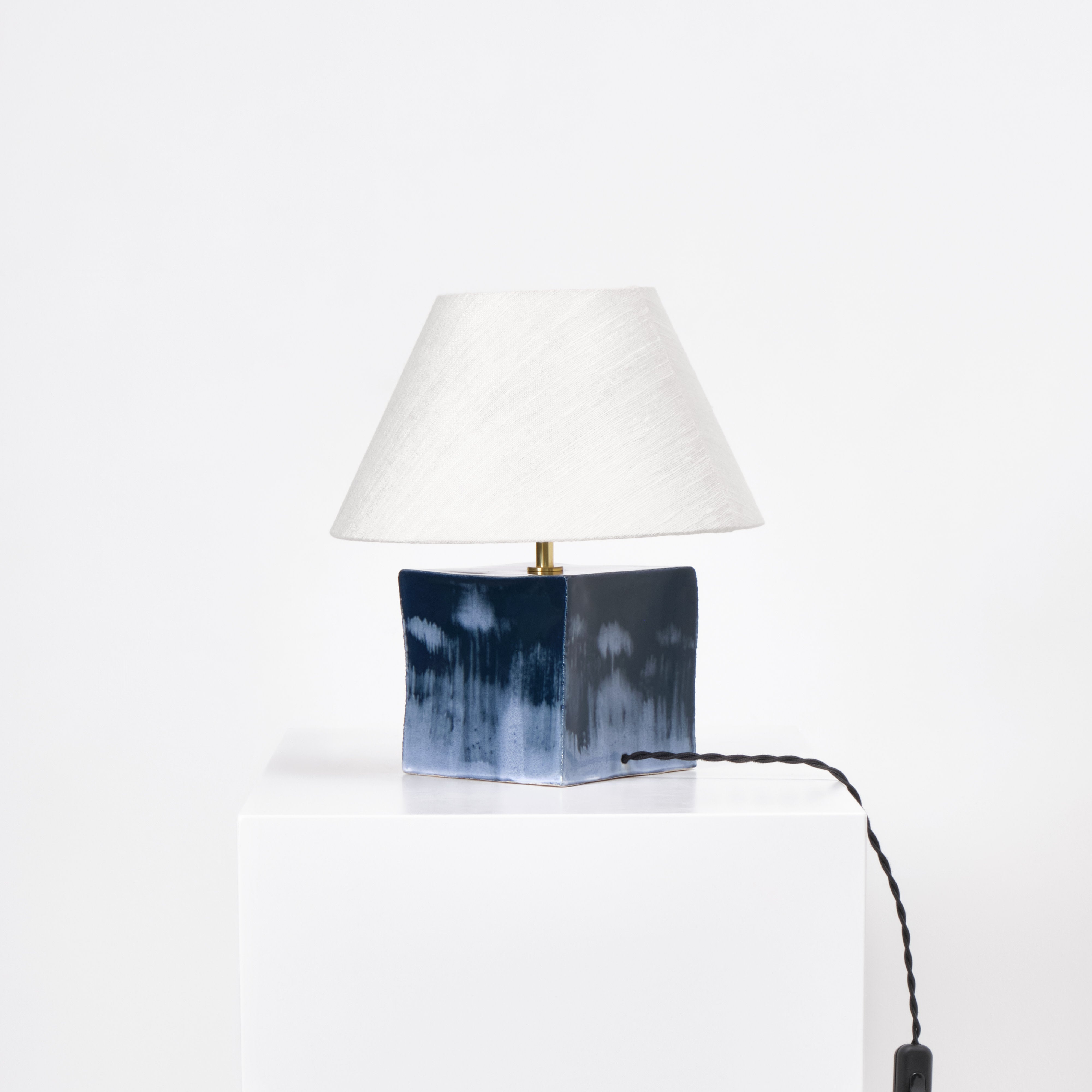 Arouca Table Light Jade — close-up of ceramic base with blue glaze
