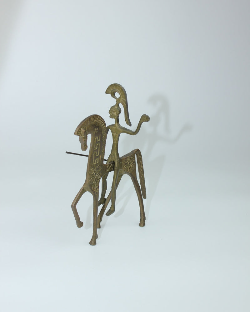 Escultura Ecuestre Latón — close-up of brass sculpture with rider