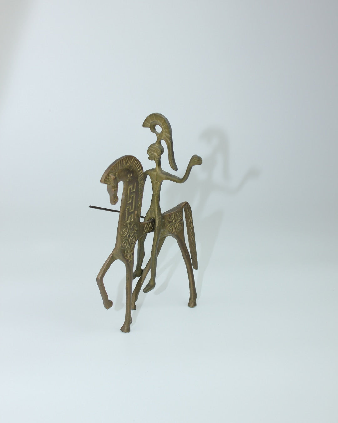 Escultura Ecuestre Latón — close-up of brass sculpture with rider