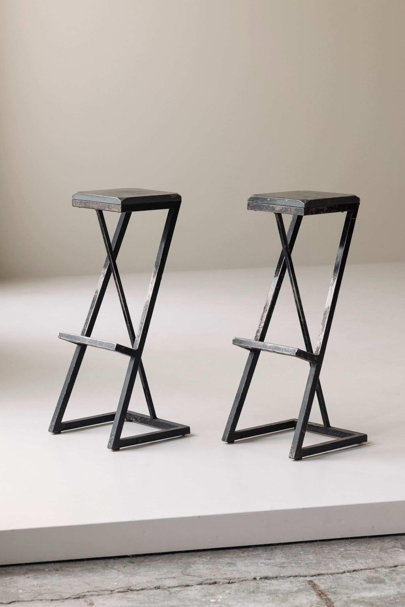 Set of 2 Modernist French bar stools, 1950s — view 10
