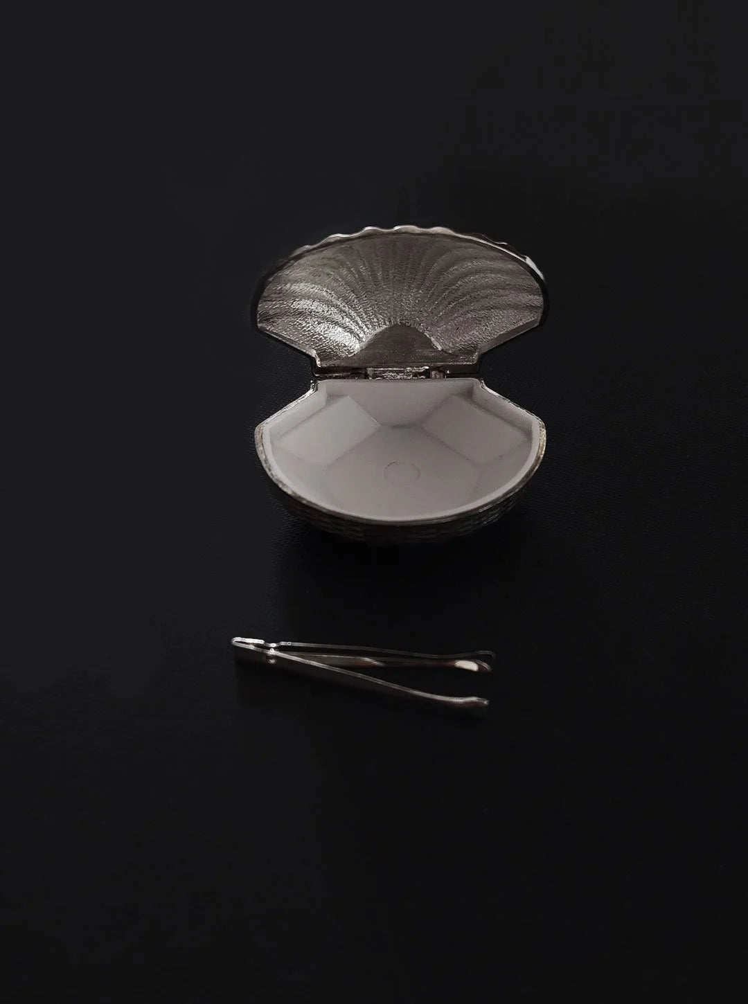 Silver-plated Shell Pill Box — close-up of open shell design with interior